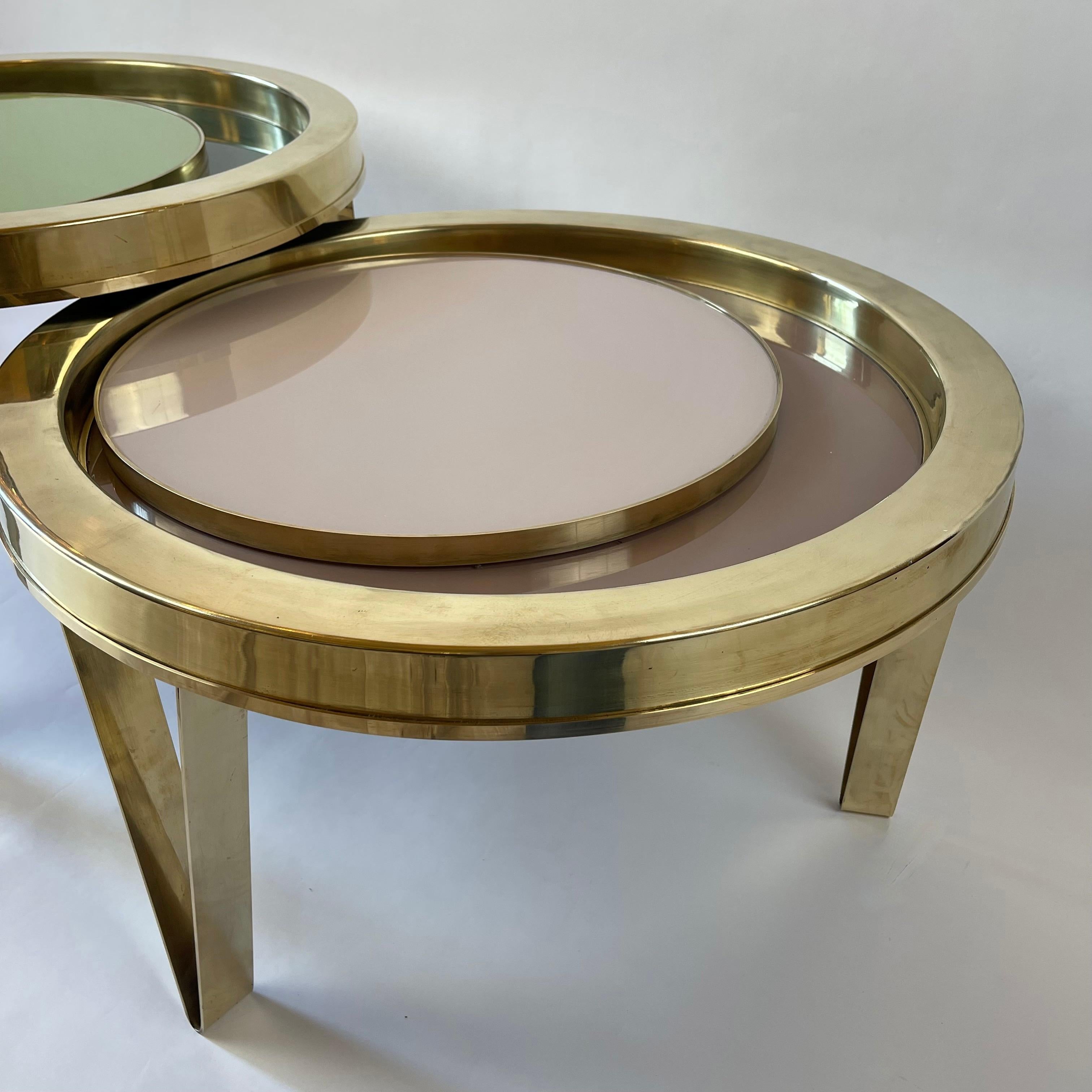 Late 20th Century Set of Two Round Brass Coffee Tables w/ Opaline Glass Tops In Good Condition For Sale In Firenze, Tuscany