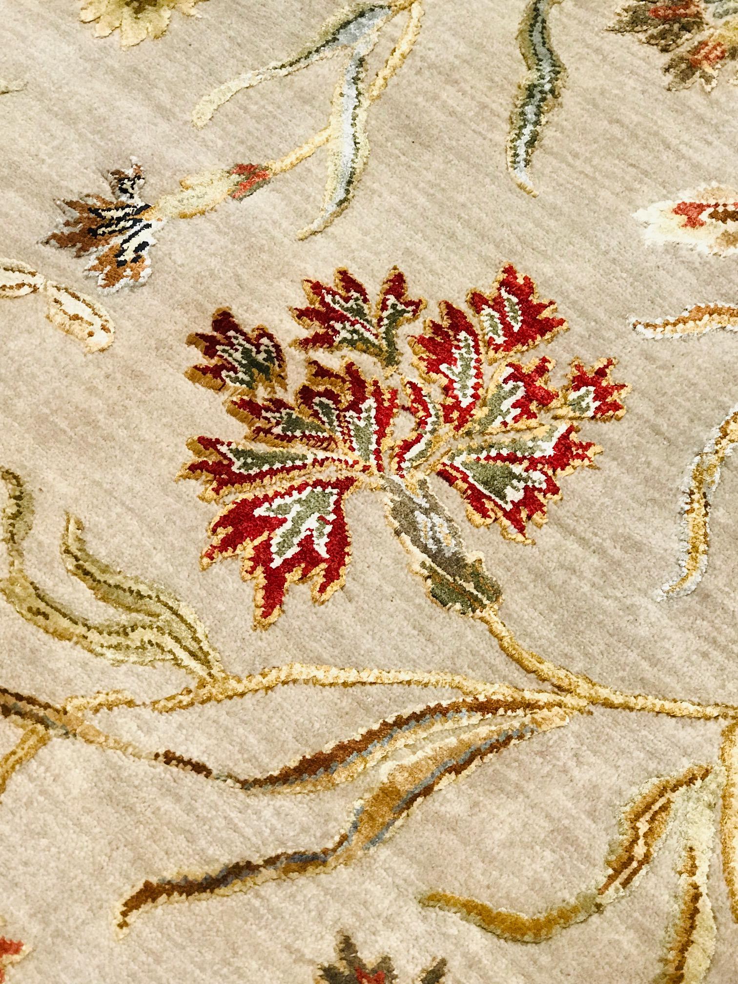 Late 20th Century Silk and Wool Hand Knotted Relief Rug Color Flowers in Beige For Sale 6
