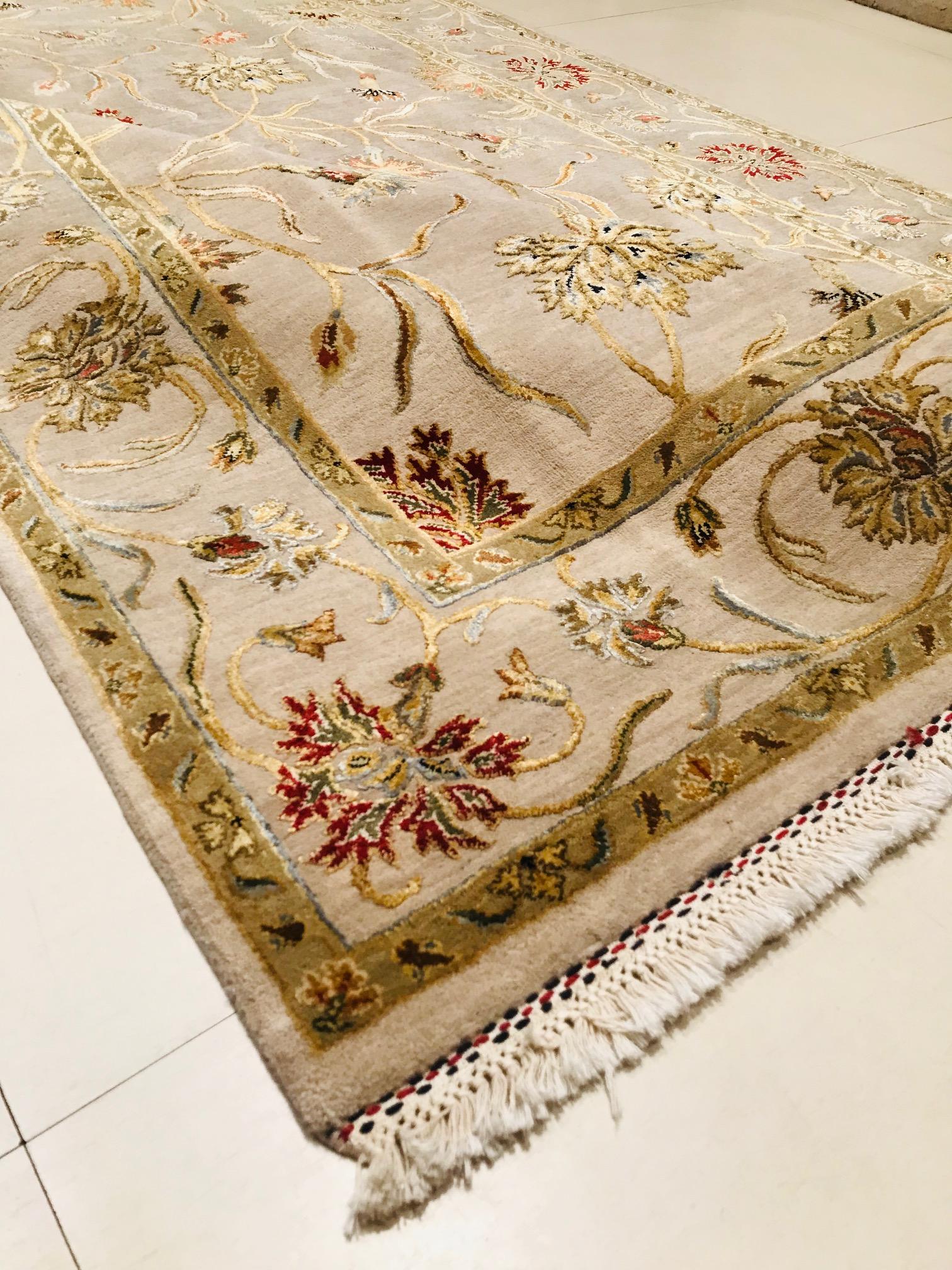 Late 20th Century Silk and Wool Hand Knotted Relief Rug Color Flowers in Beige For Sale 9