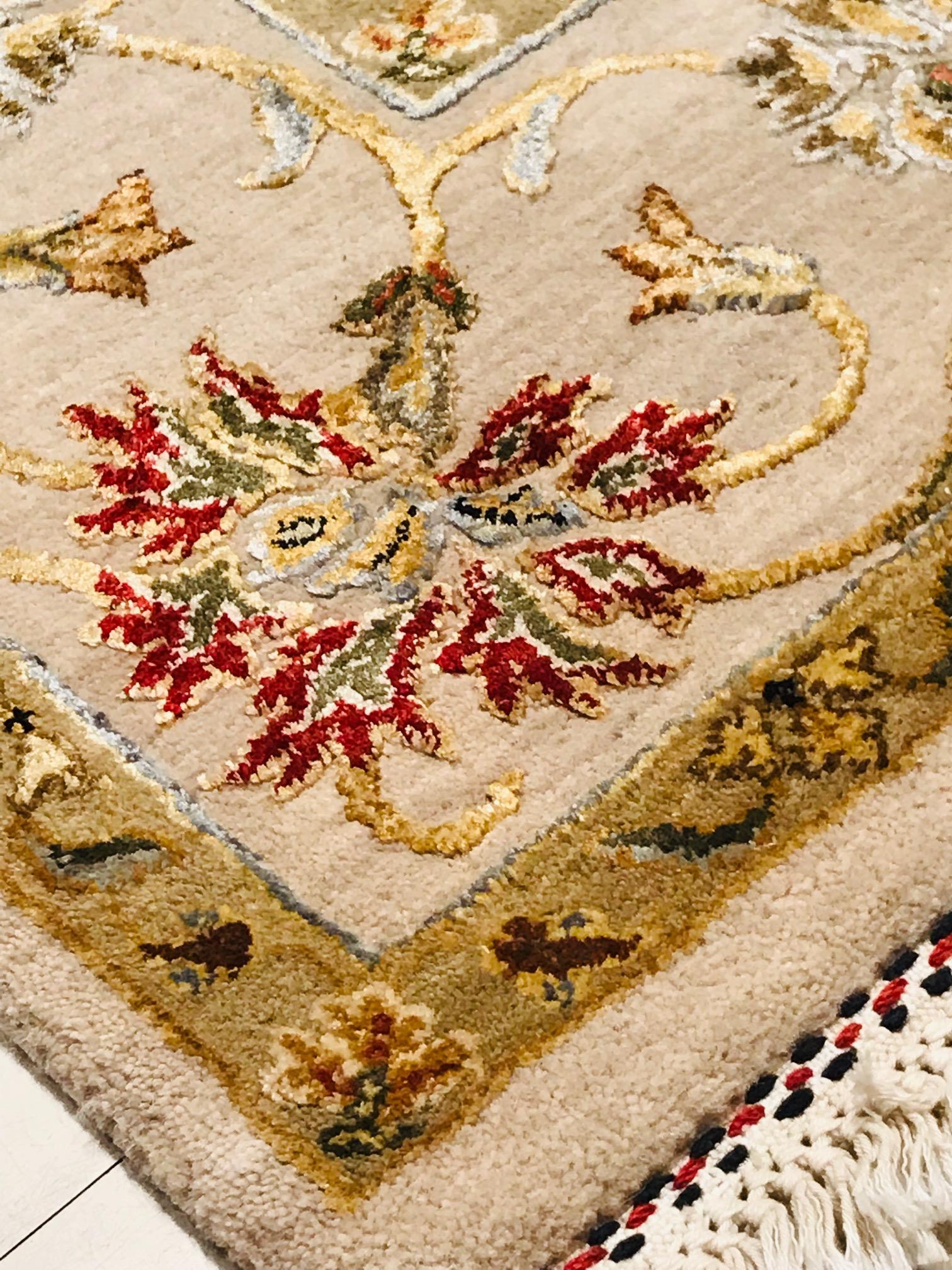 Late 20th Century Silk and Wool Hand Knotted Relief Rug Color Flowers in Beige For Sale 10