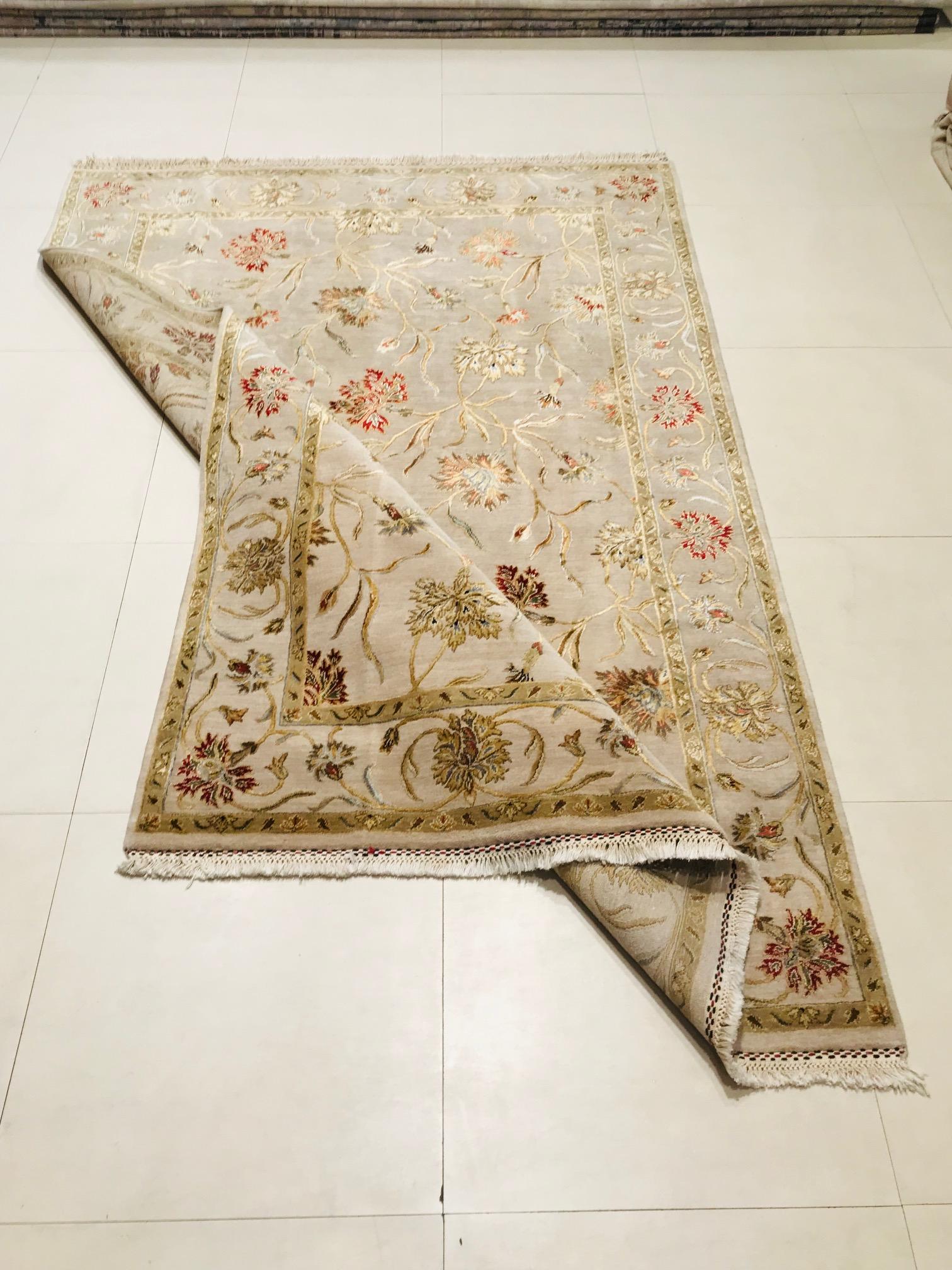 Late 20th Century Silk and Wool Hand Knotted Relief Rug Color Flowers in Beige For Sale 11