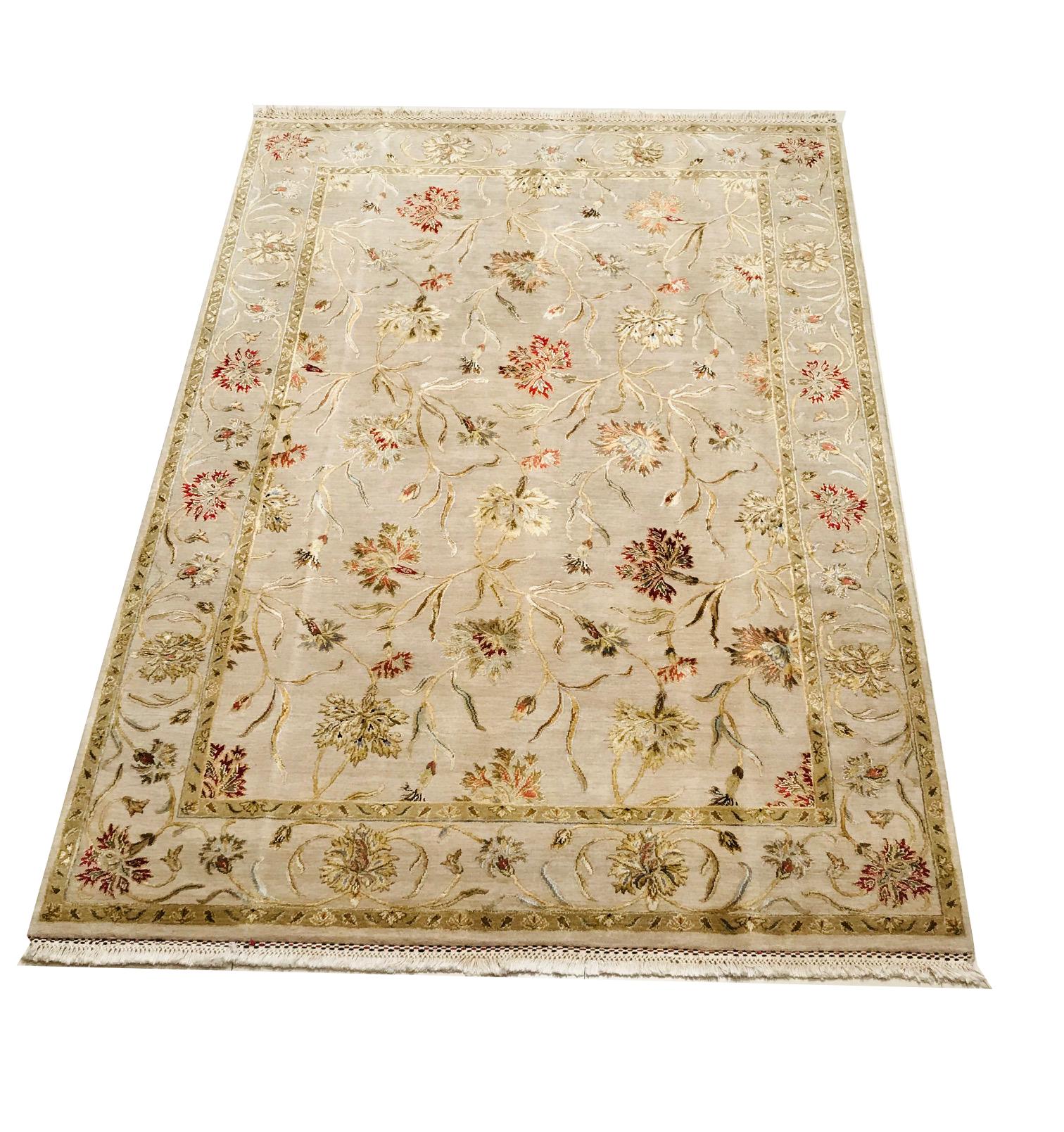 This Indian rug is from the 1980s, hand knotted with silk and wool.
This carpet has typical drawings of flowers in different colors typical of this period, a combination of flowers in colors such as red, olive green and yellow on a beige base that