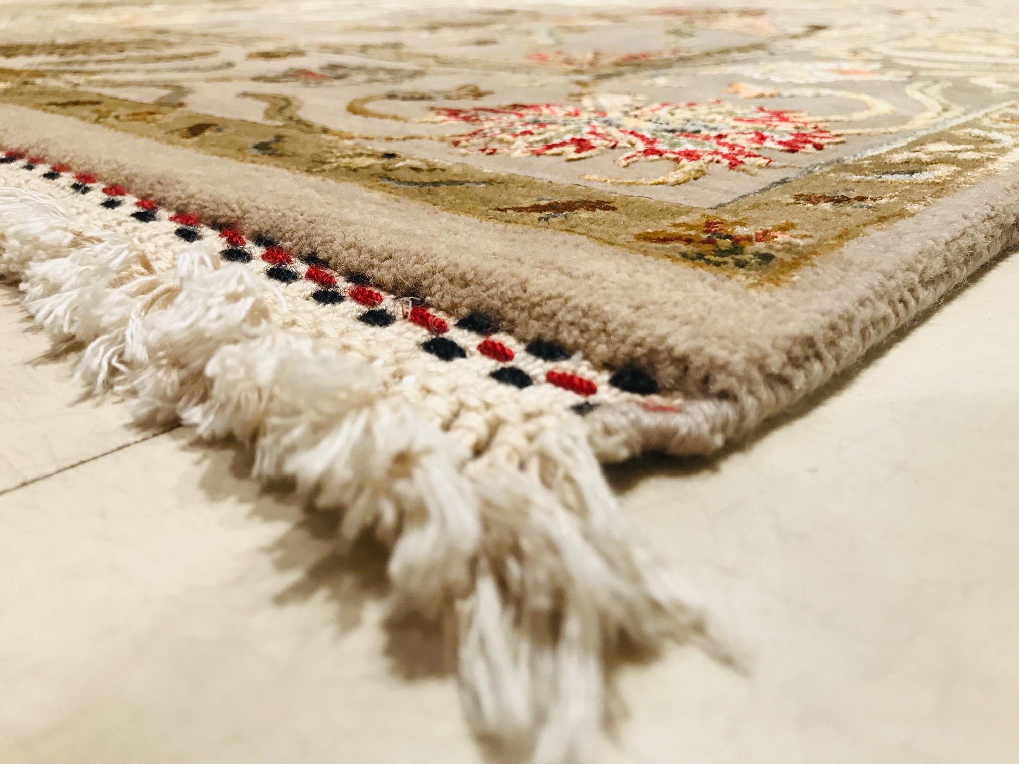Late 20th Century Silk and Wool Hand Knotted Relief Rug Color Flowers in Beige For Sale 1