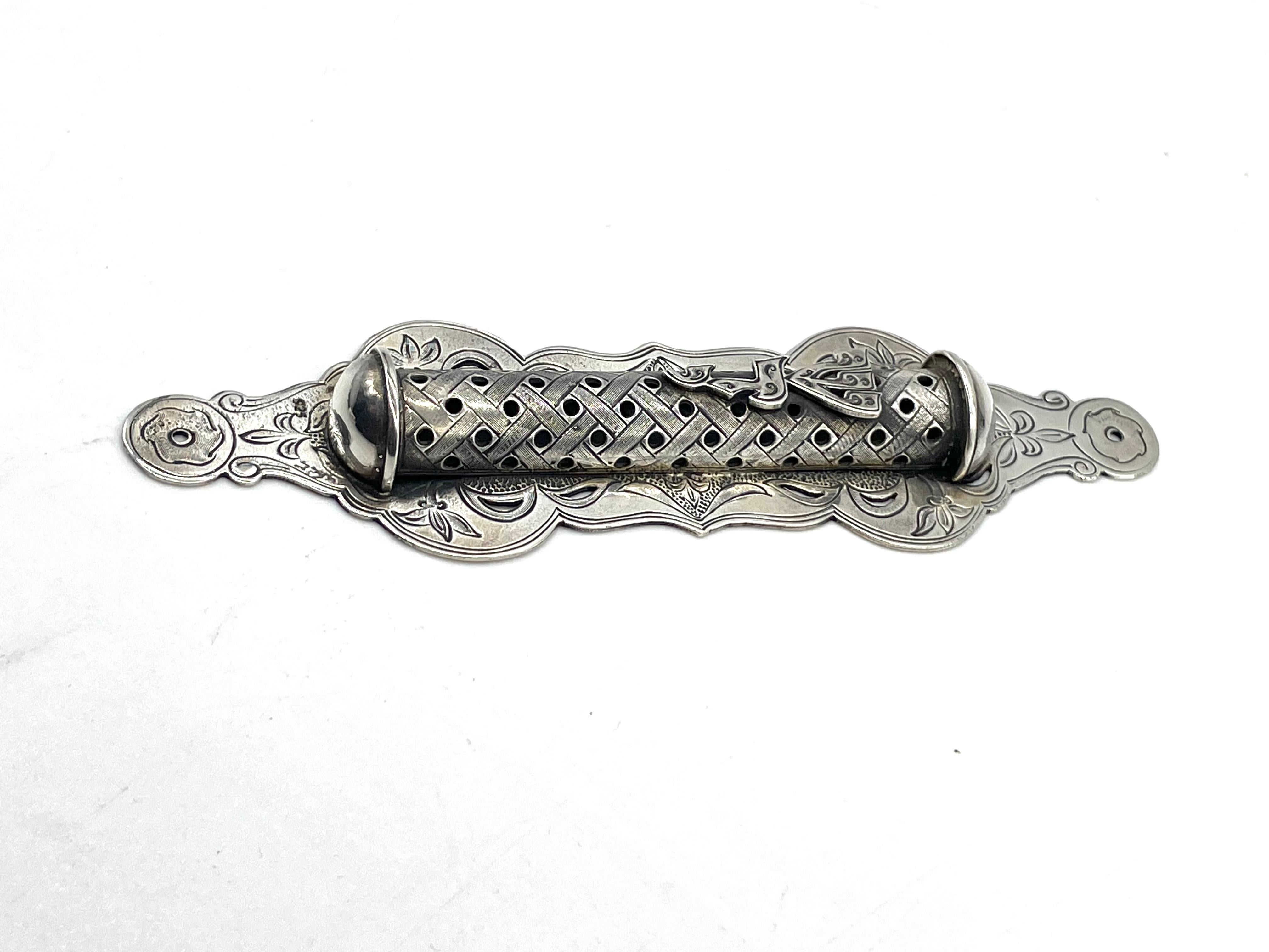 Coffret Mezuzah en argent de la fin du 20e siècle, fabriqué à la main par l'artiste Shuki Freiman. La base du boîtier du mezuzah est ornée d'une gravure florale sur toute sa surface, tandis que le cylindre est décoré d'un motif géométrique et de