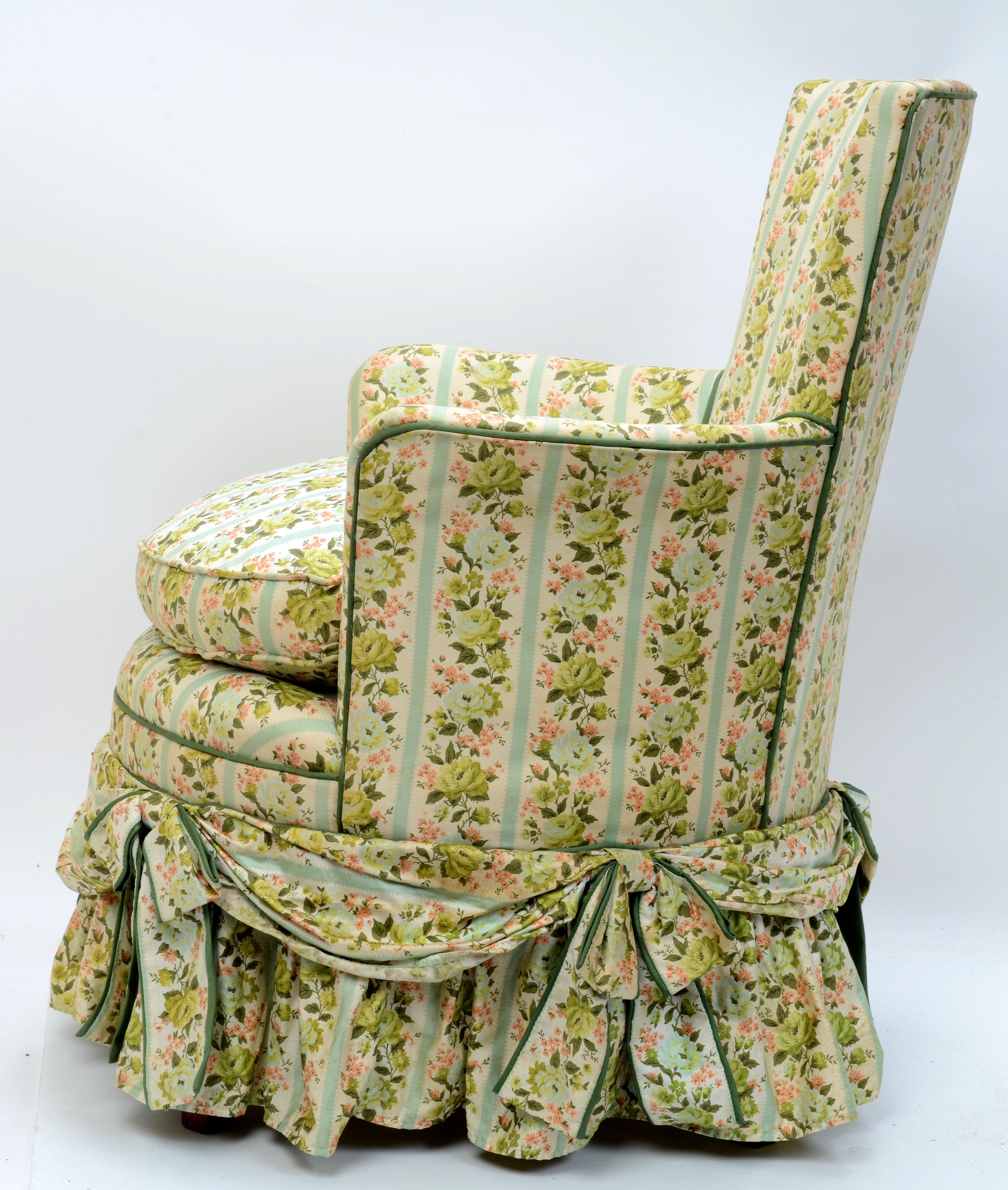 Milieu du XXe siècle Chaise pantoufle avec revêtement exceptionnel en chintz en vente