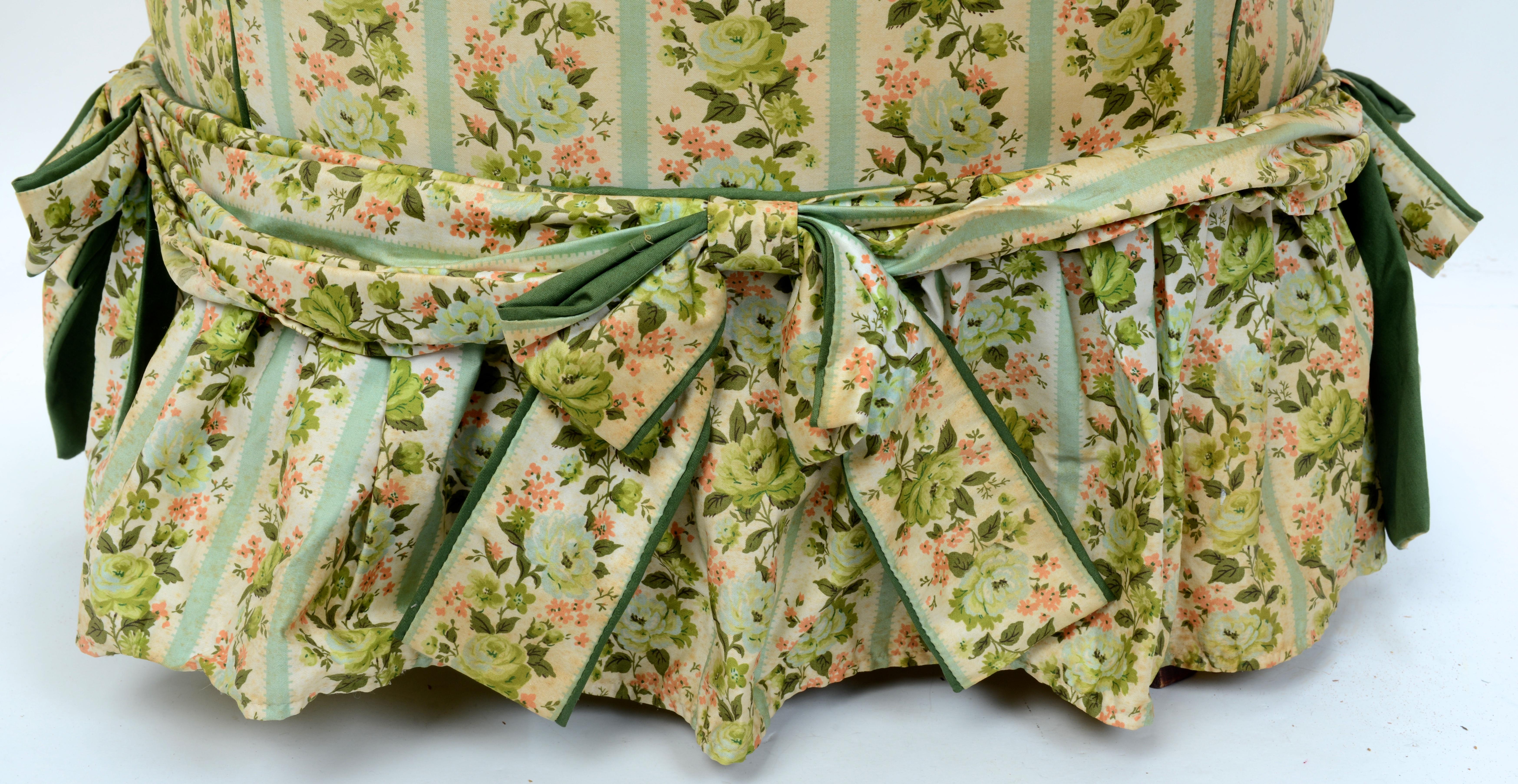 Tissu d'ameublement Chaise pantoufle avec revêtement exceptionnel en chintz en vente