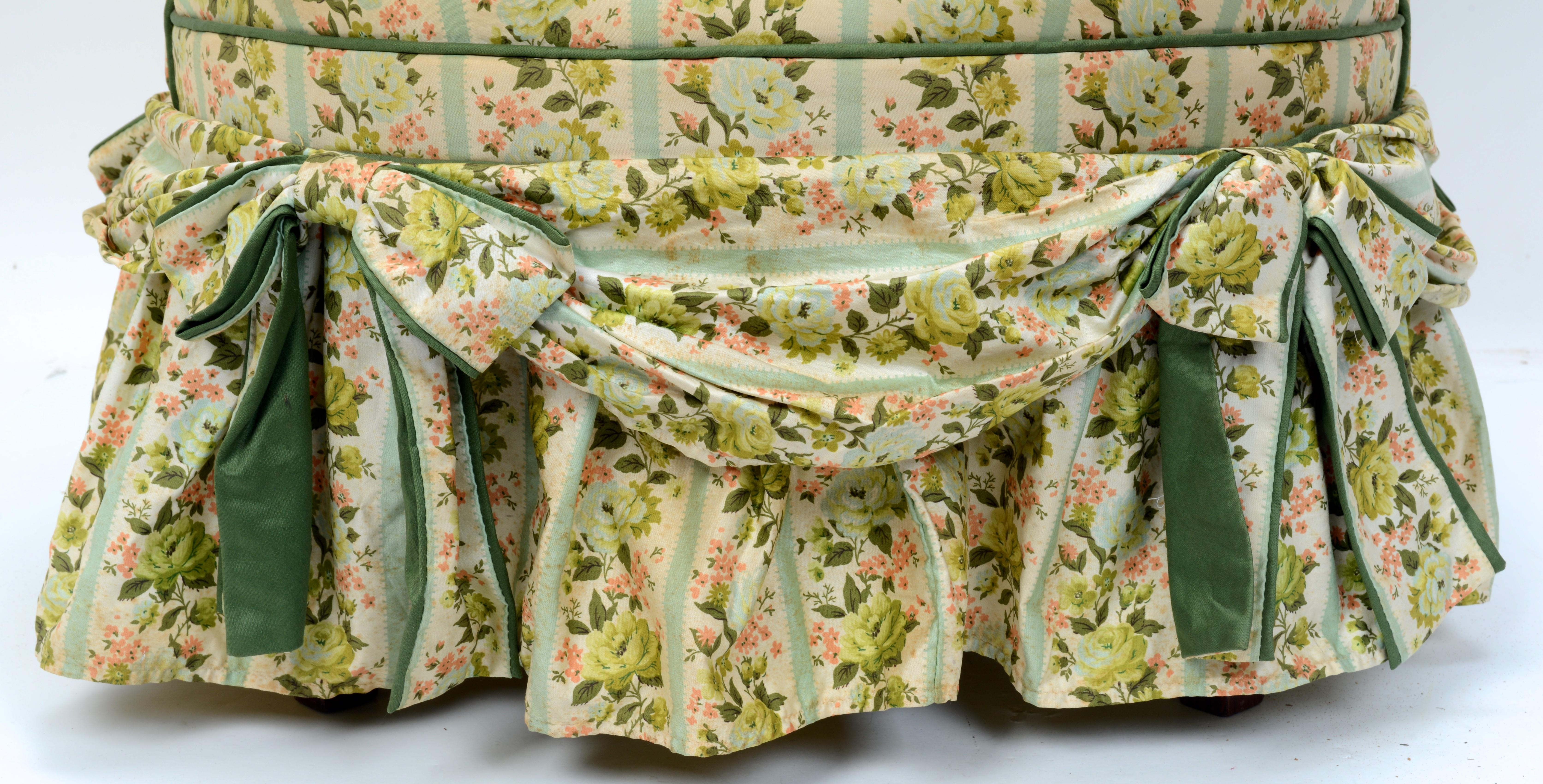 Chaise pantoufle avec revêtement exceptionnel en chintz en vente 1