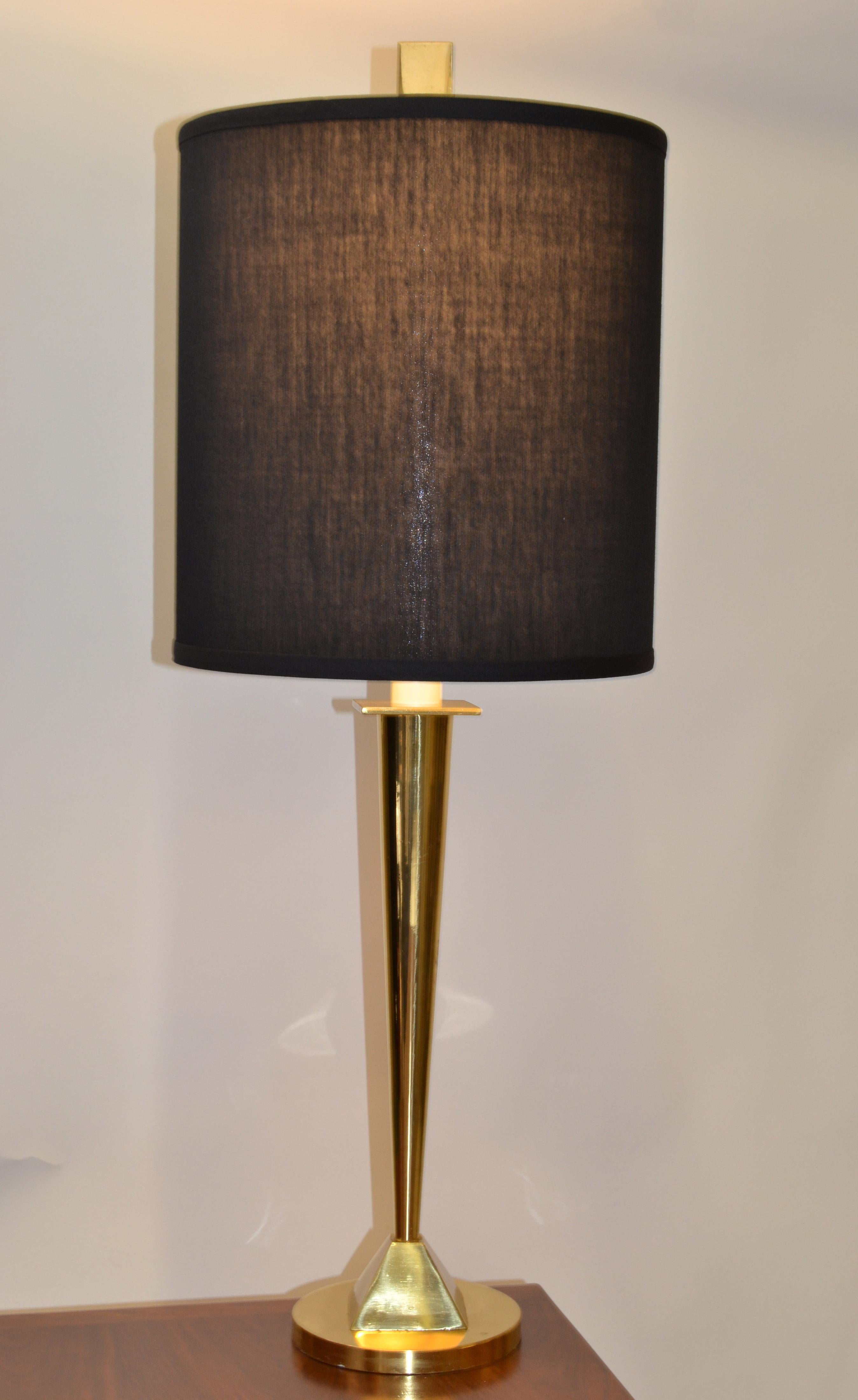 Minimalism Italian solid brass table lamp with geometrical shaped stem and round base.
Comes with black fabric drum shade, harp and finial.
US Rewiring and the lamp takes a regular or LED light bulb.
Mid-Century Modern Design made in 1993.
In