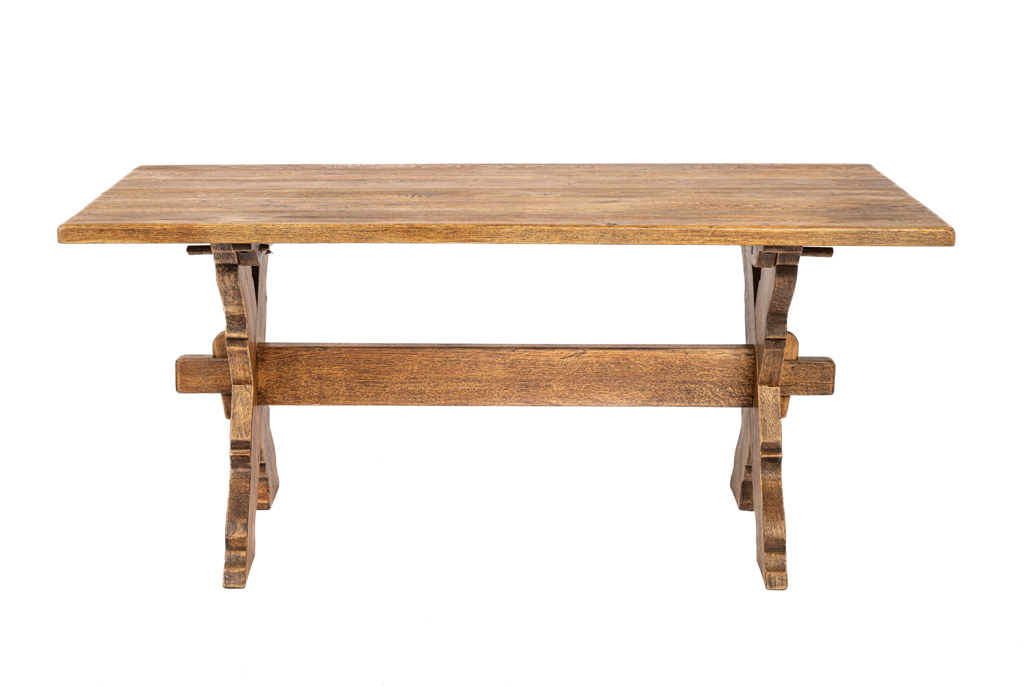 Cette table basse a été fabriquée à la fin du 20e siècle, vers 1970. La table se caractérise par une construction unique, qui permet de la démonter complètement sans outils. Le plateau de la table est constitué de six planches collées, d'une