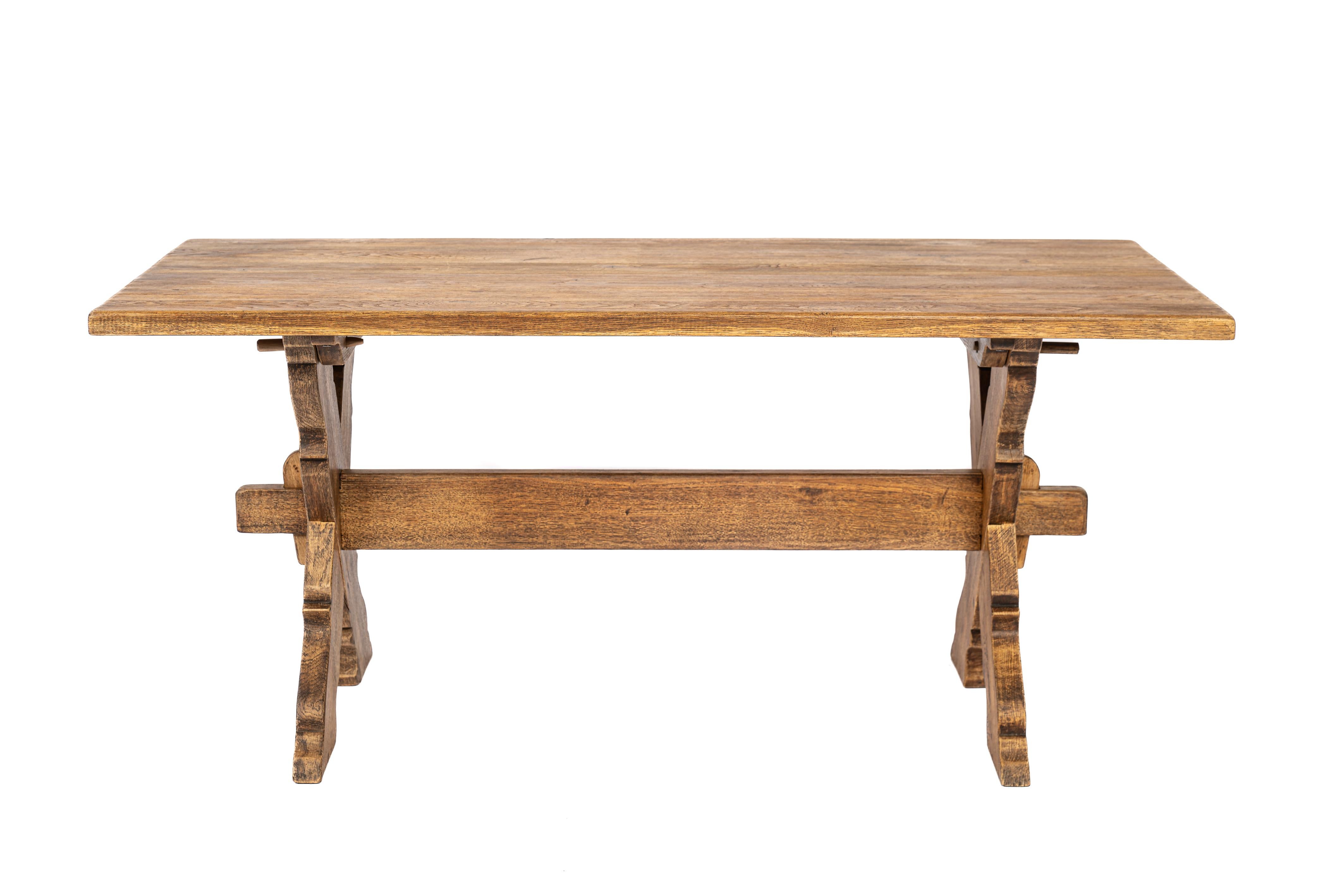 Néerlandais Fin du 20e siècle Couleur miel chaud solide  Table de salle à manger hollandaise à pieds croisés en vente