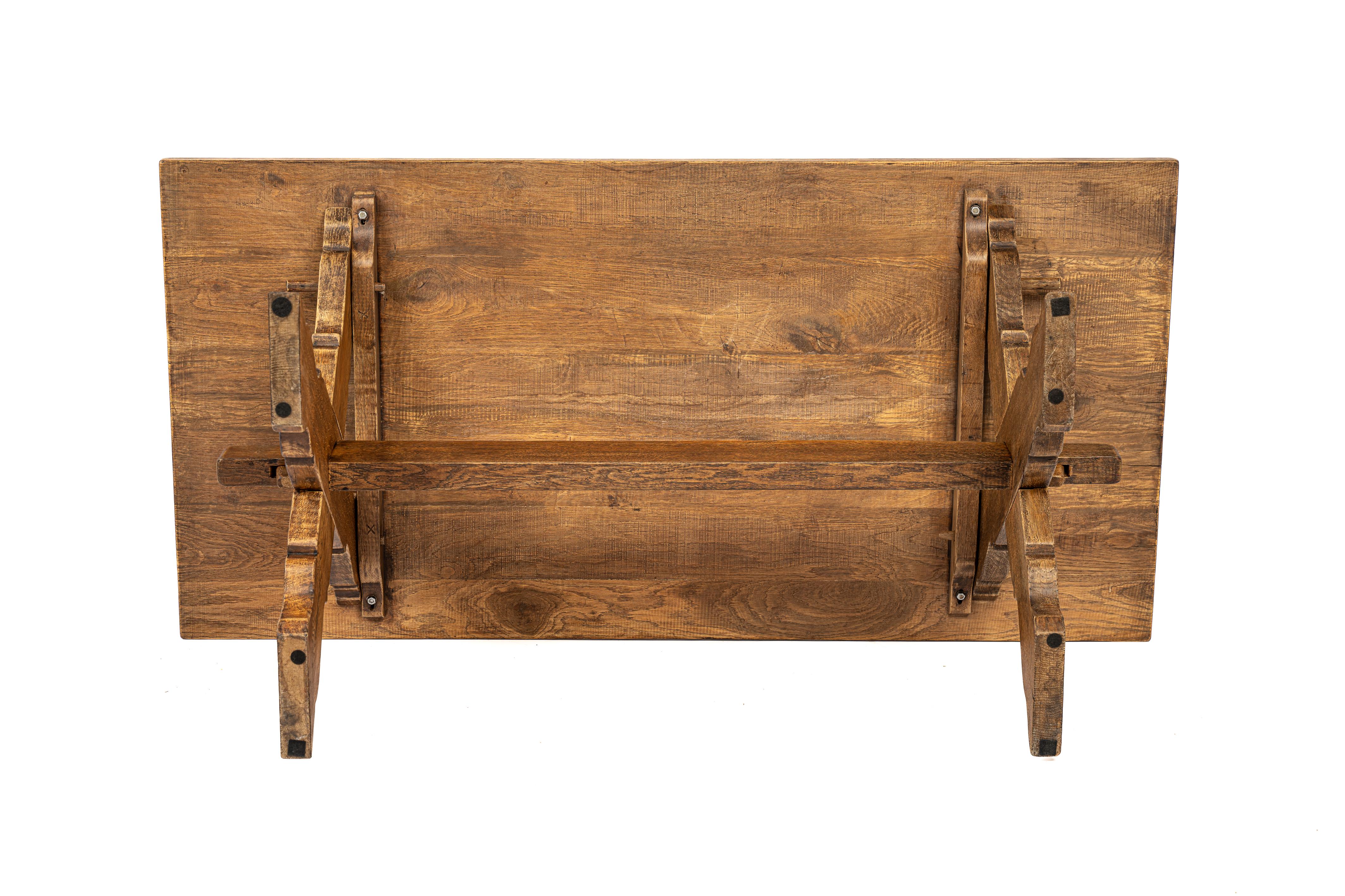 20ième siècle Fin du 20e siècle Couleur miel chaud solide  Table de salle à manger hollandaise à pieds croisés en vente