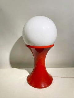 Ende des 20. Jahrhunderts A Space Age Stehlampe aus rotem und weißem Kunststoff, CIRCA 1970