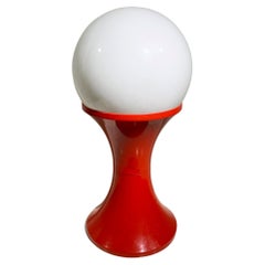 Lámpara de pie de la era espacial de finales del siglo XX en plástico rojo y blanco, circa 1970