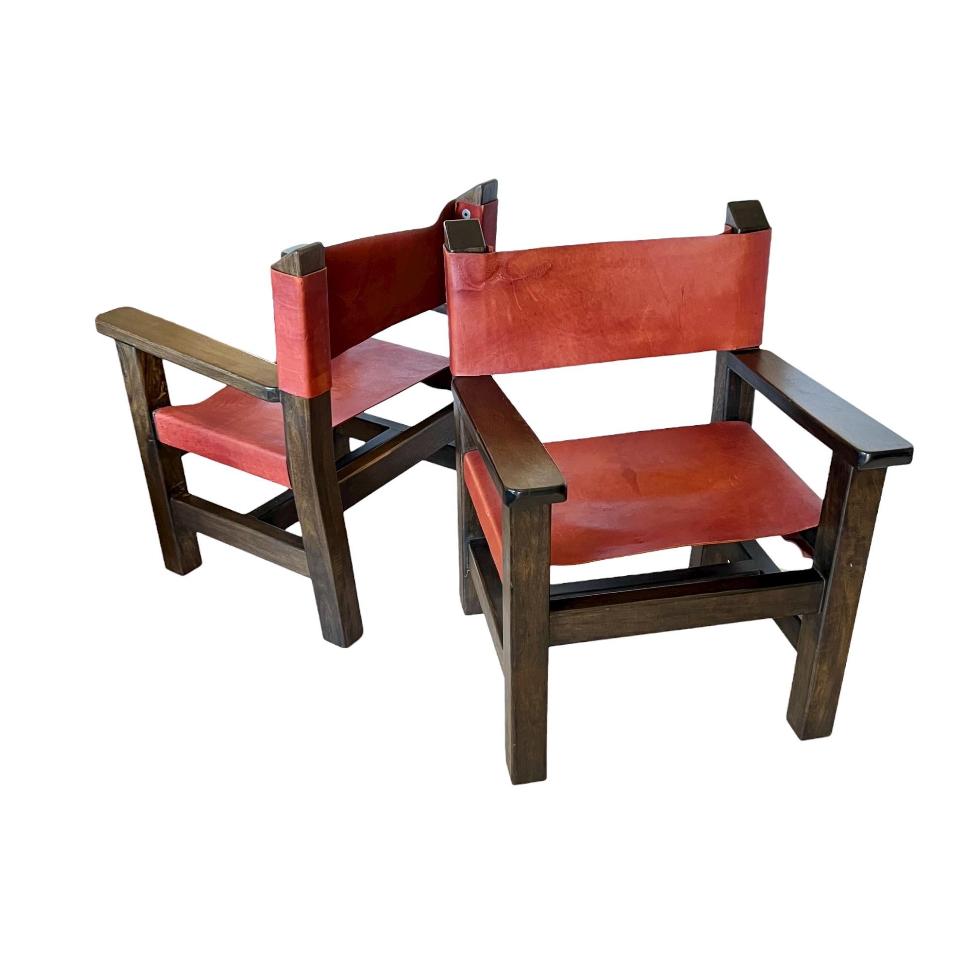 Spanische brutalistische Sessel aus Holz und Leder des späten 20. Jahrhunderts, Paar im Zustand „Gut“ im Angebot in Harlingen, TX