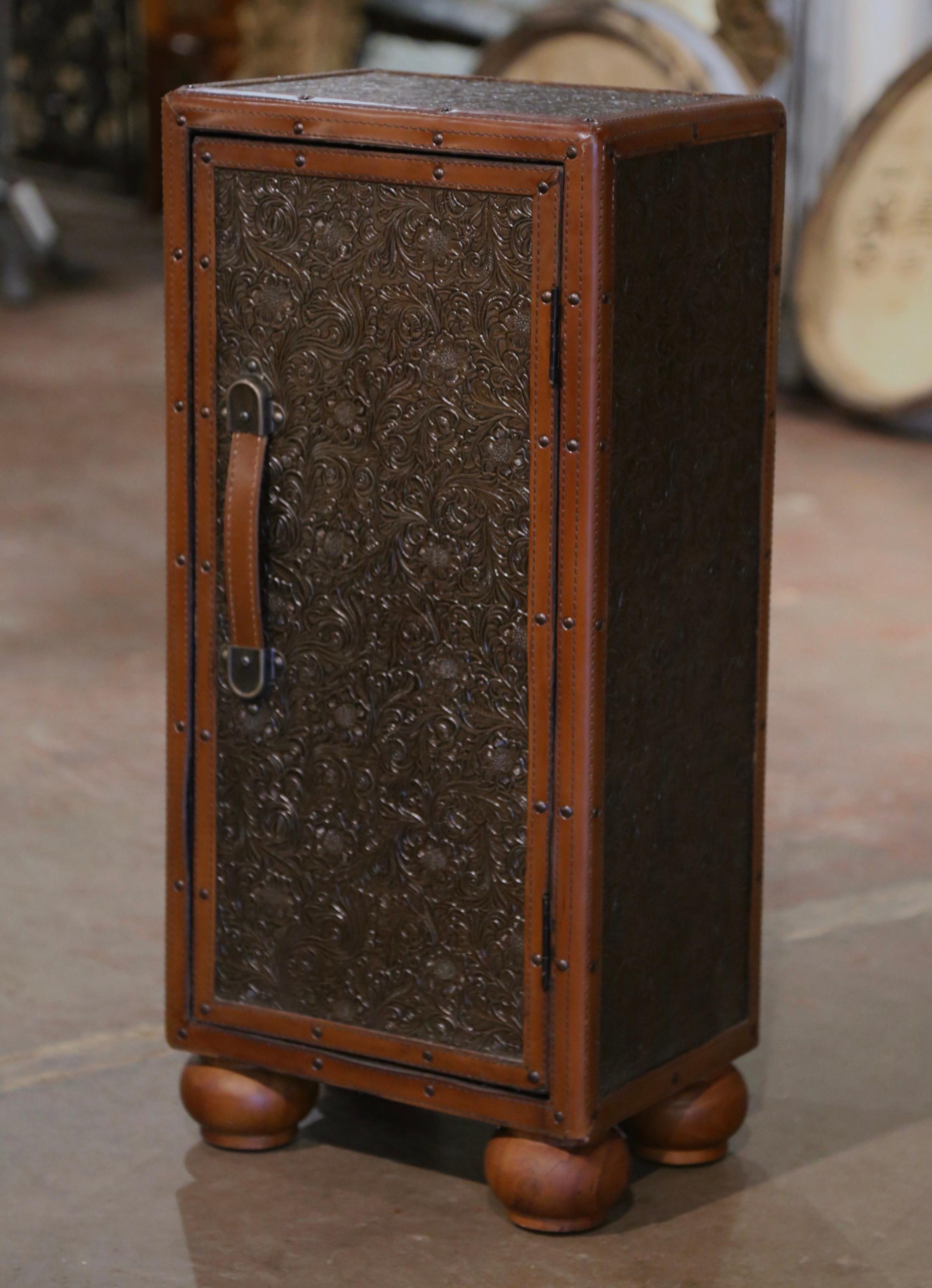 Meuble de rangement en cuir embossé espagnol de la fin du 20e siècle sur pieds en forme de chignon Excellent état - En vente à Dallas, TX