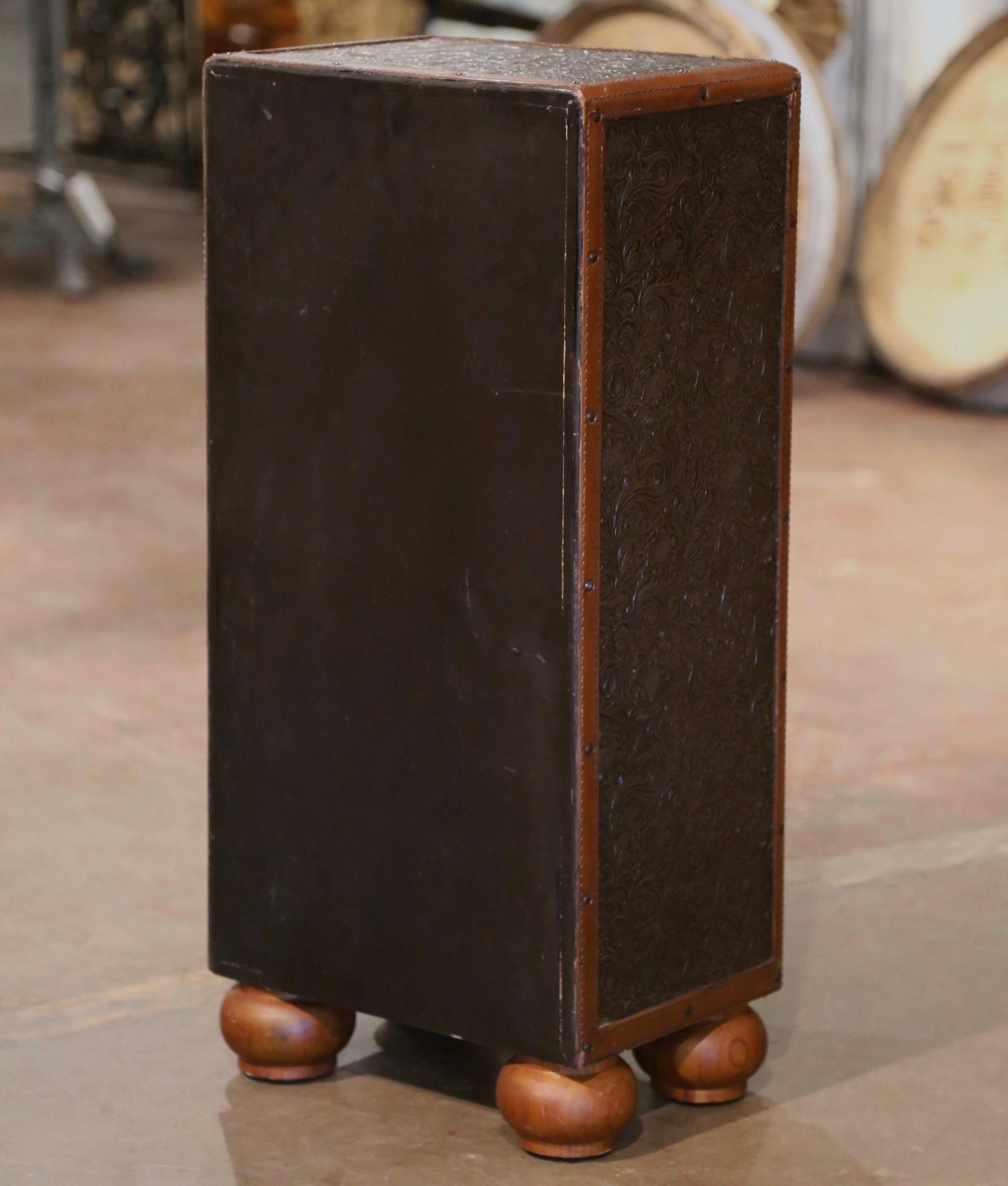 Meuble de rangement en cuir embossé espagnol de la fin du 20e siècle sur pieds en forme de chignon en vente 2