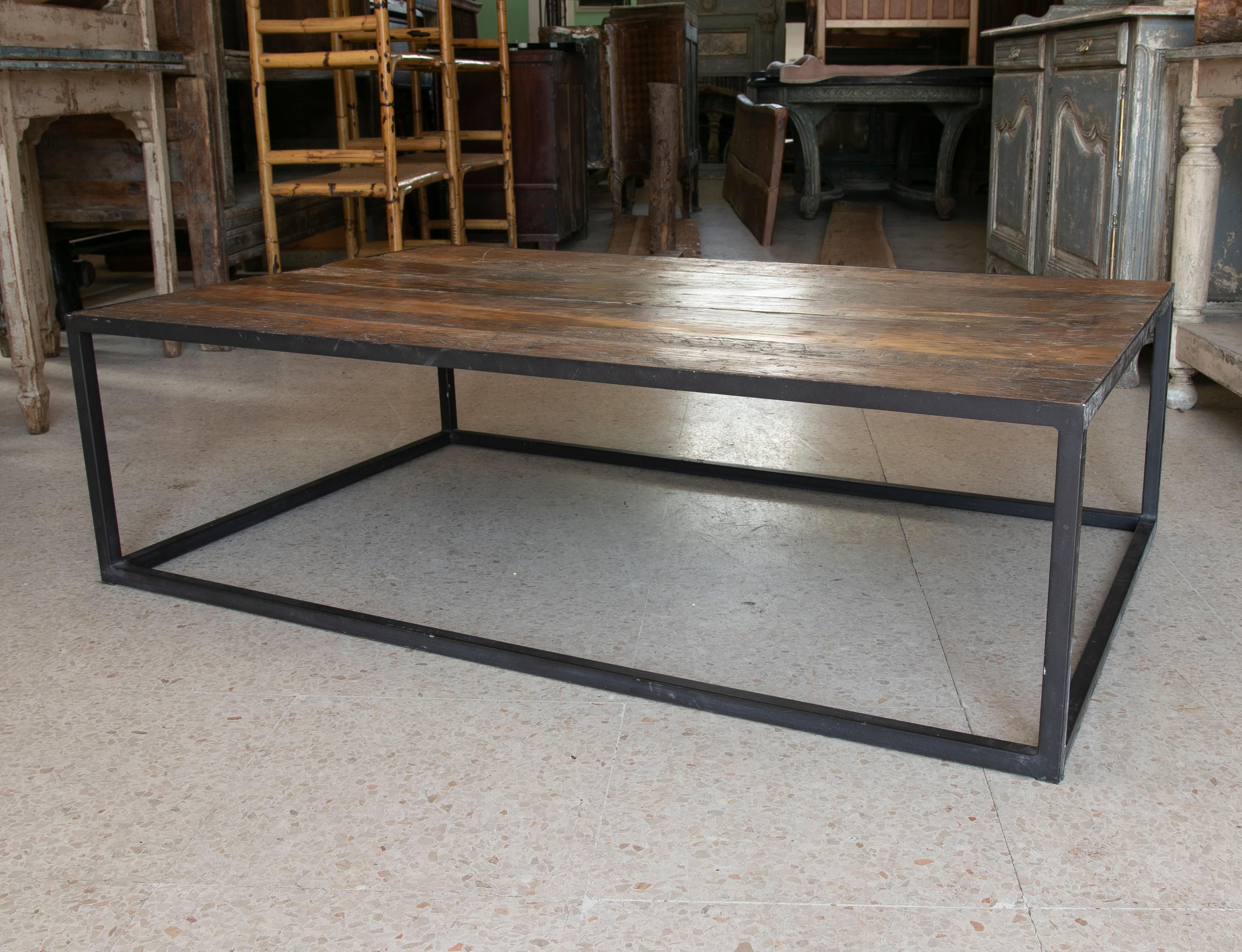 Late 20th Century Spanish Iron Cube Coffee Table w/ Distressed Wood Top In Good Condition In Marbella, ES