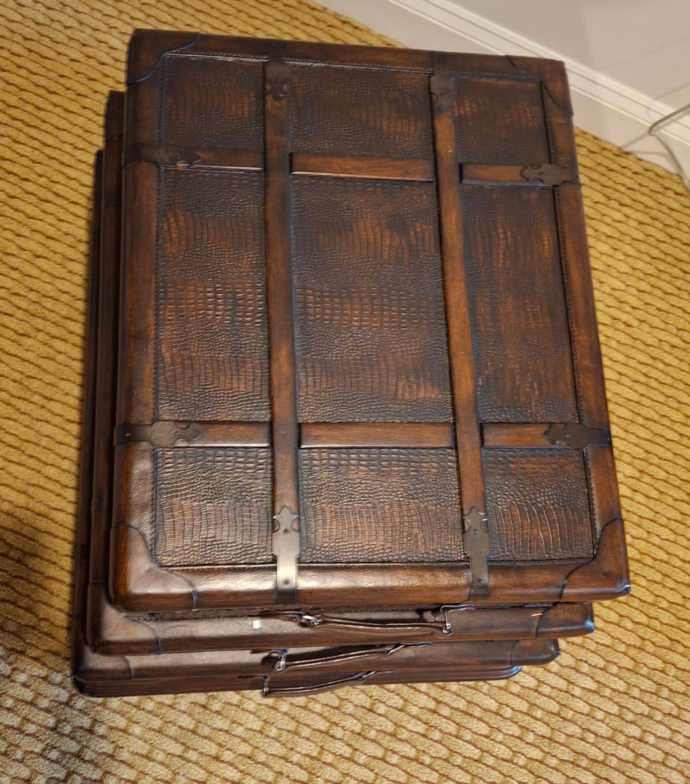 Tavolino impilabile in pelle e rattan intrecciato della fine del XX secolo in vendita 5