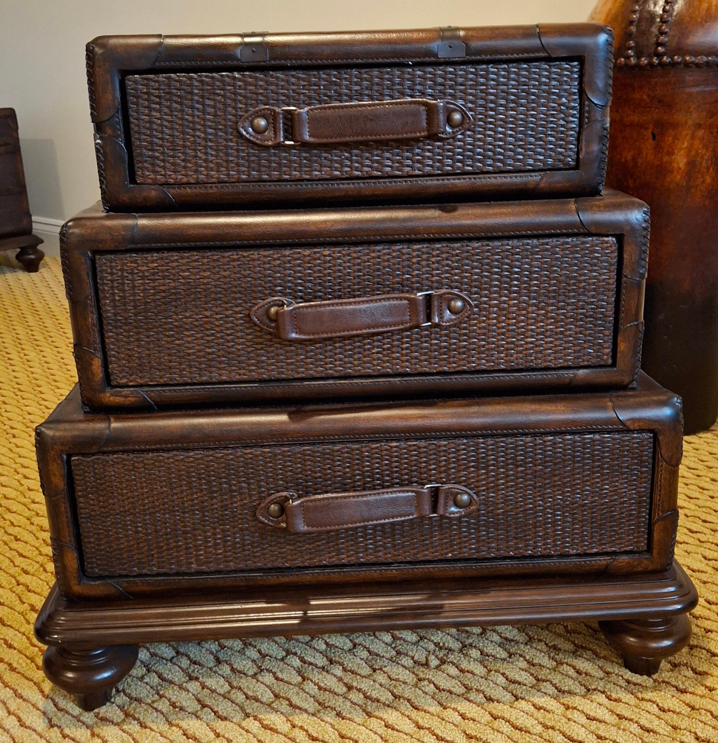 Tavolino impilabile in pelle e rattan intrecciato della fine del XX secolo in vendita 6