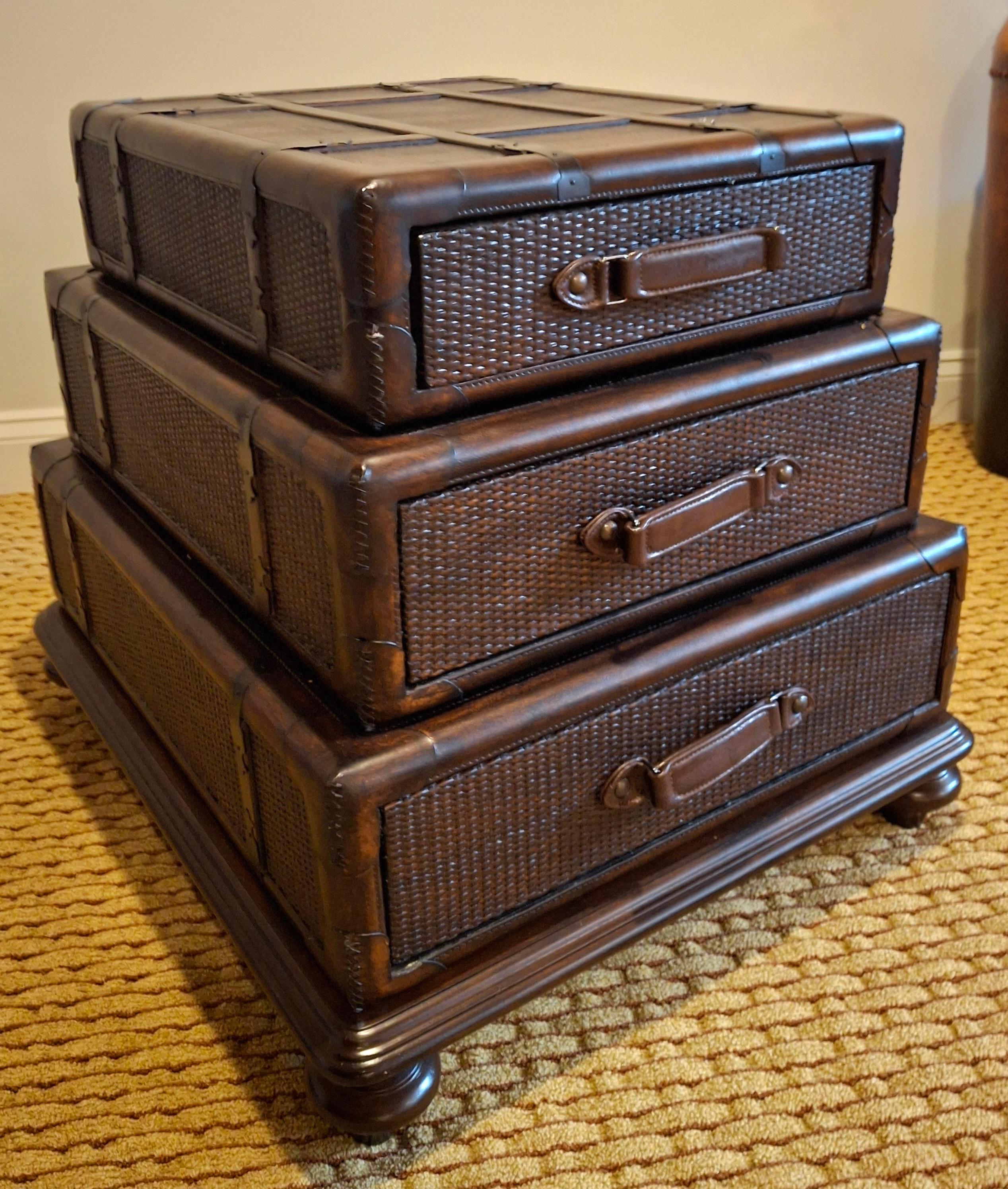 Tavolino impilabile in pelle e rattan intrecciato della fine del XX secolo in vendita 9