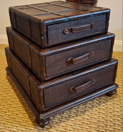 Table d'appoint empilable en forme de bagage en cuir et rotin tressé de la fin du 20e siècle