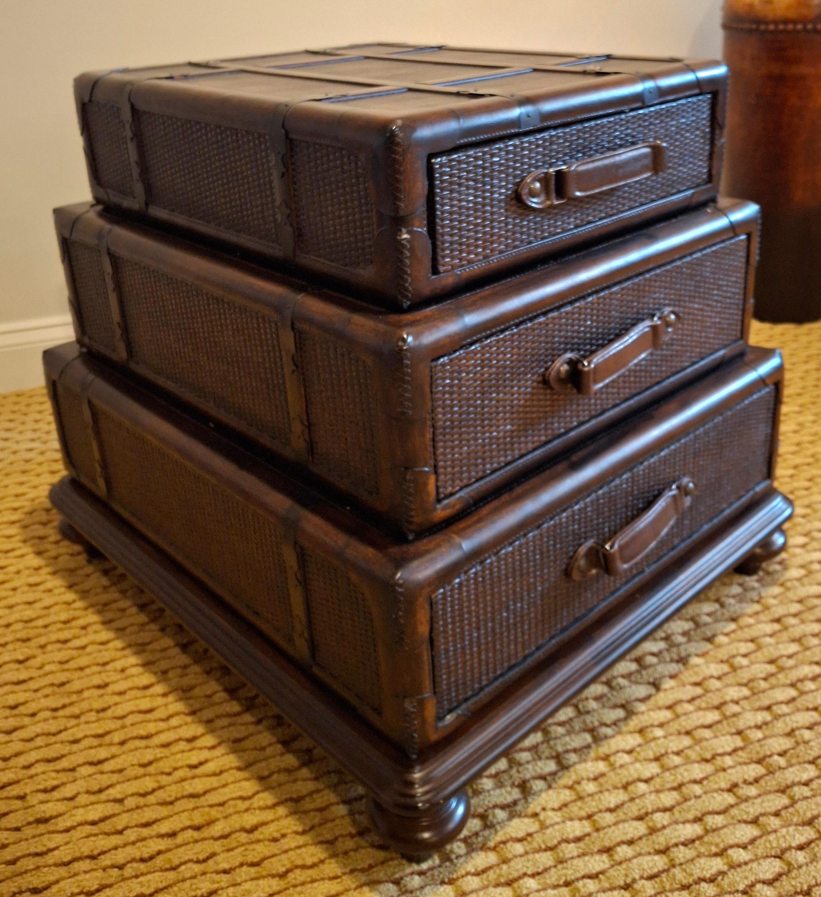 Coloniale britannico Tavolino impilabile in pelle e rattan intrecciato della fine del XX secolo in vendita