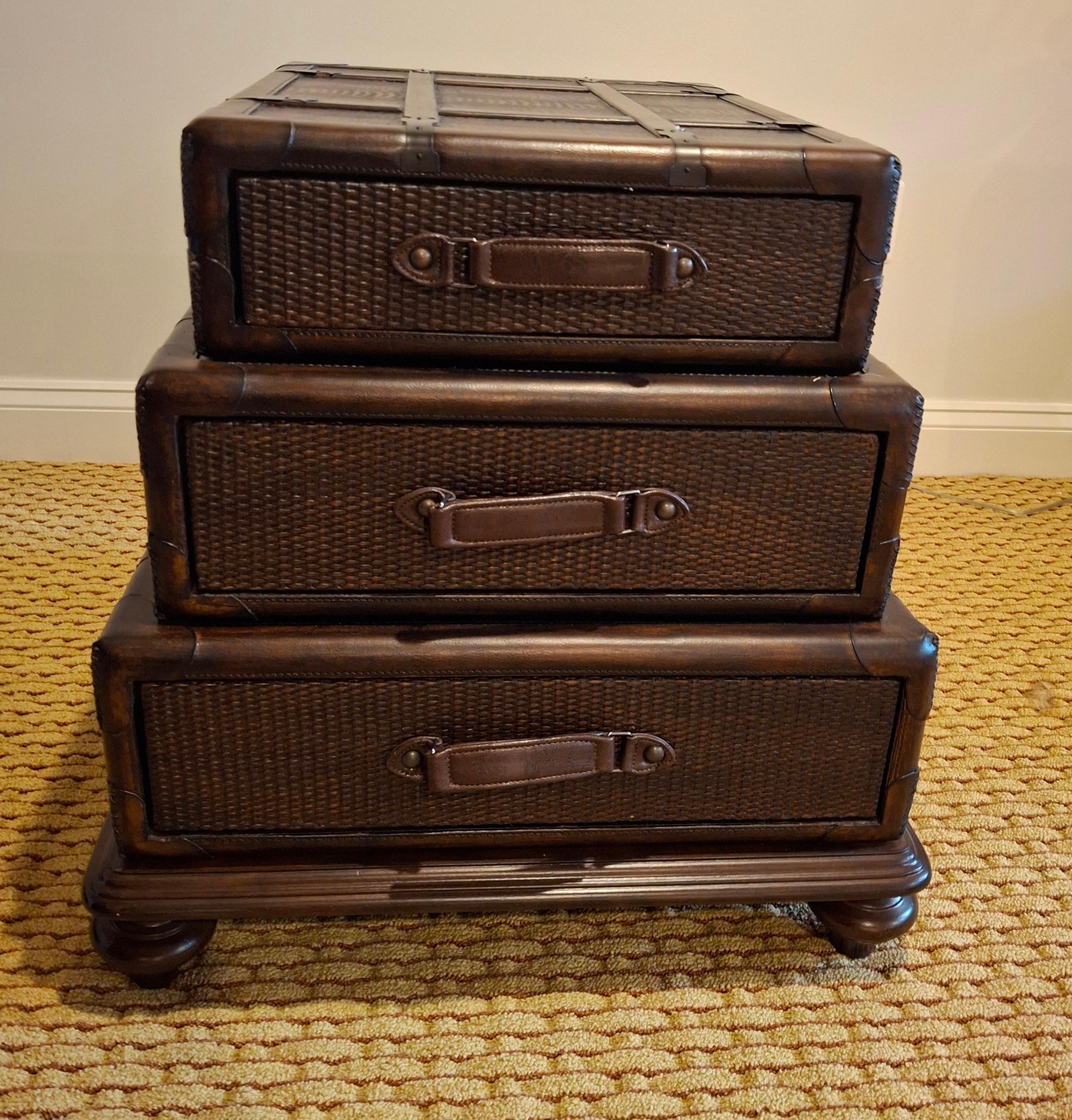 Verniciato Tavolino impilabile in pelle e rattan intrecciato della fine del XX secolo in vendita