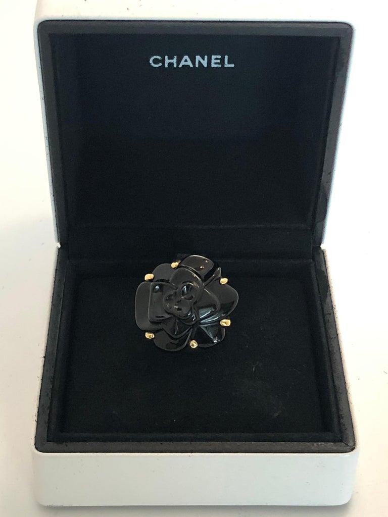 Stamped Chanel Black Onyx and 18-Karat Gold Camellia Cocktail Ring In Good Condition For Sale In Houston, TX