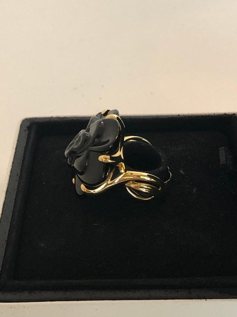Stamped Chanel Black Onyx and 18-Karat Gold Camellia Cocktail Ring For Sale 1