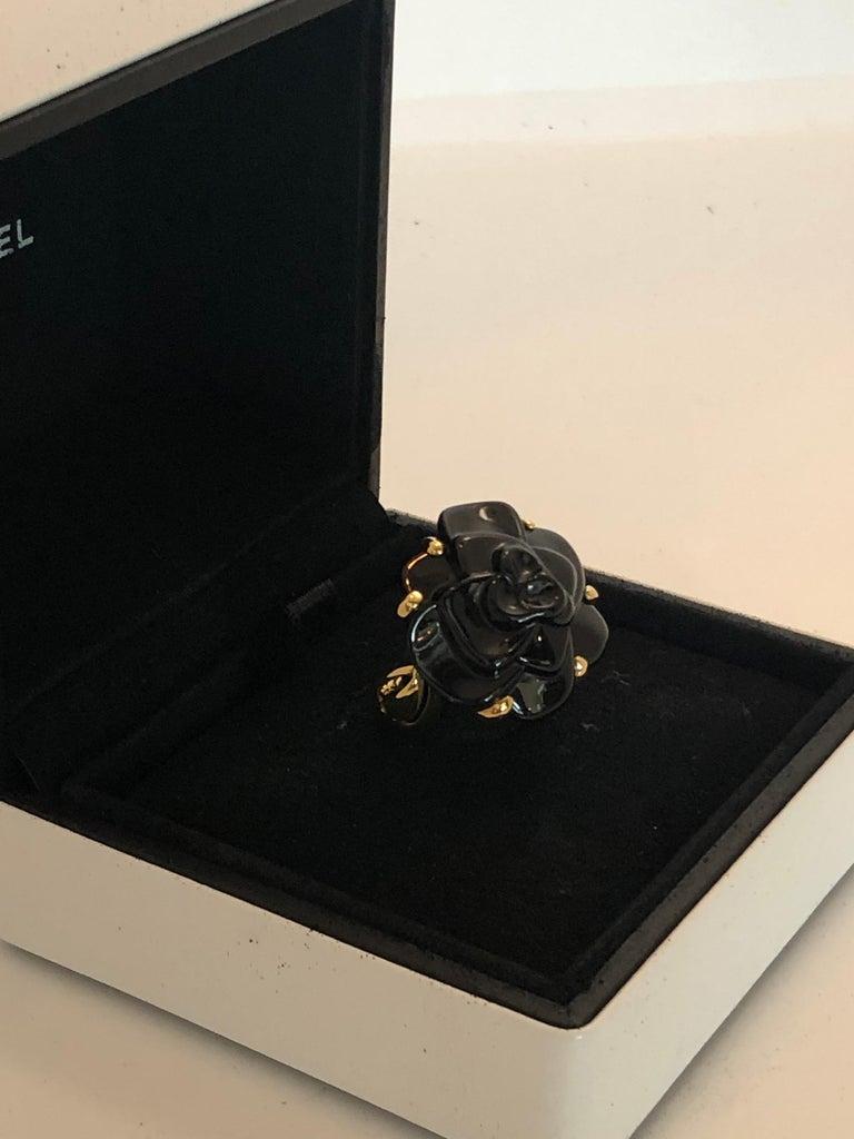 Stamped Chanel Black Onyx and 18-Karat Gold Camellia Cocktail Ring For Sale 2