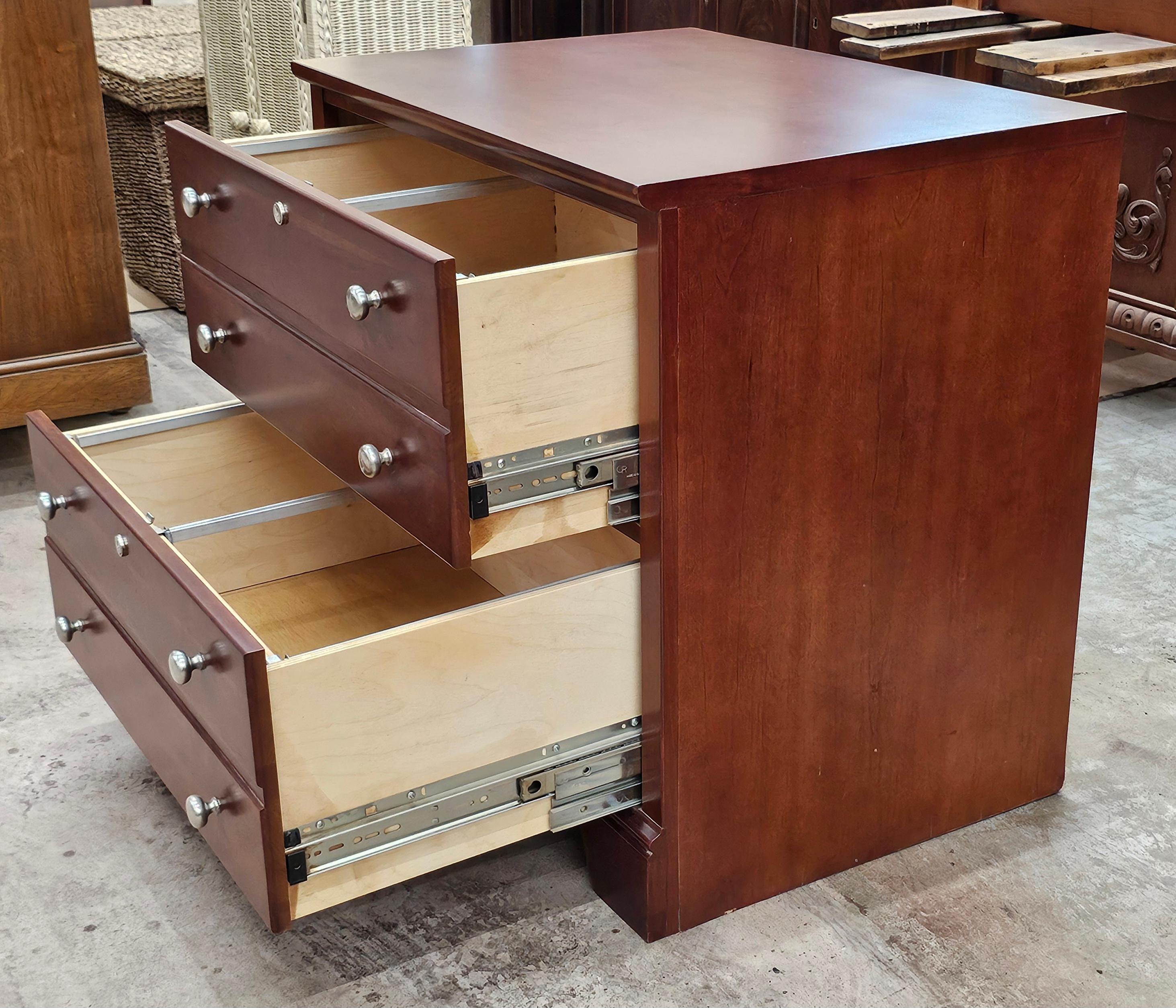 Archivador lateral de dos cajones de nogal de finales del siglo XX Stanley Furniture en venta 3