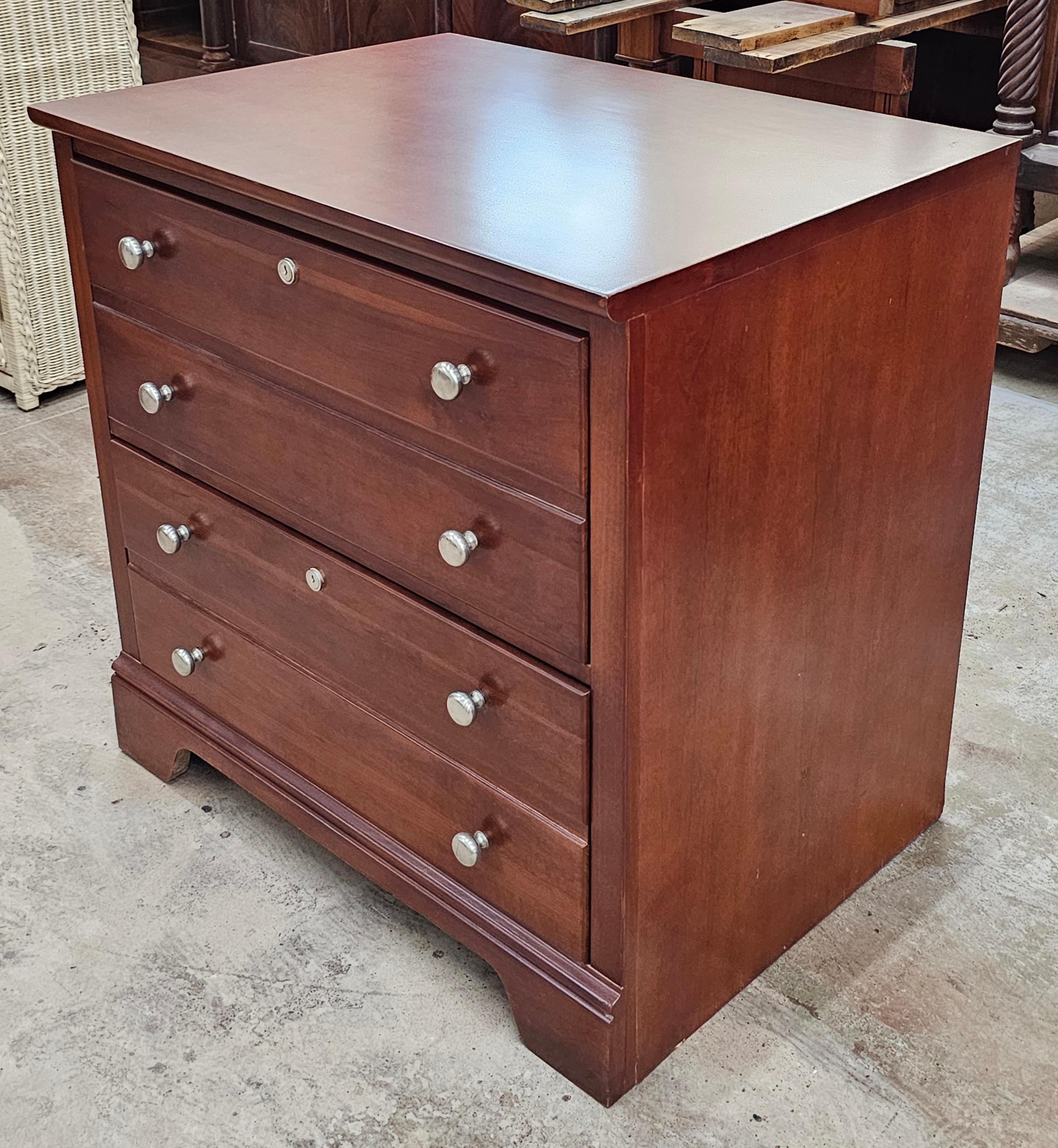 Archivador lateral de dos cajones de nogal de finales del siglo XX Stanley Furniture Manchado en venta