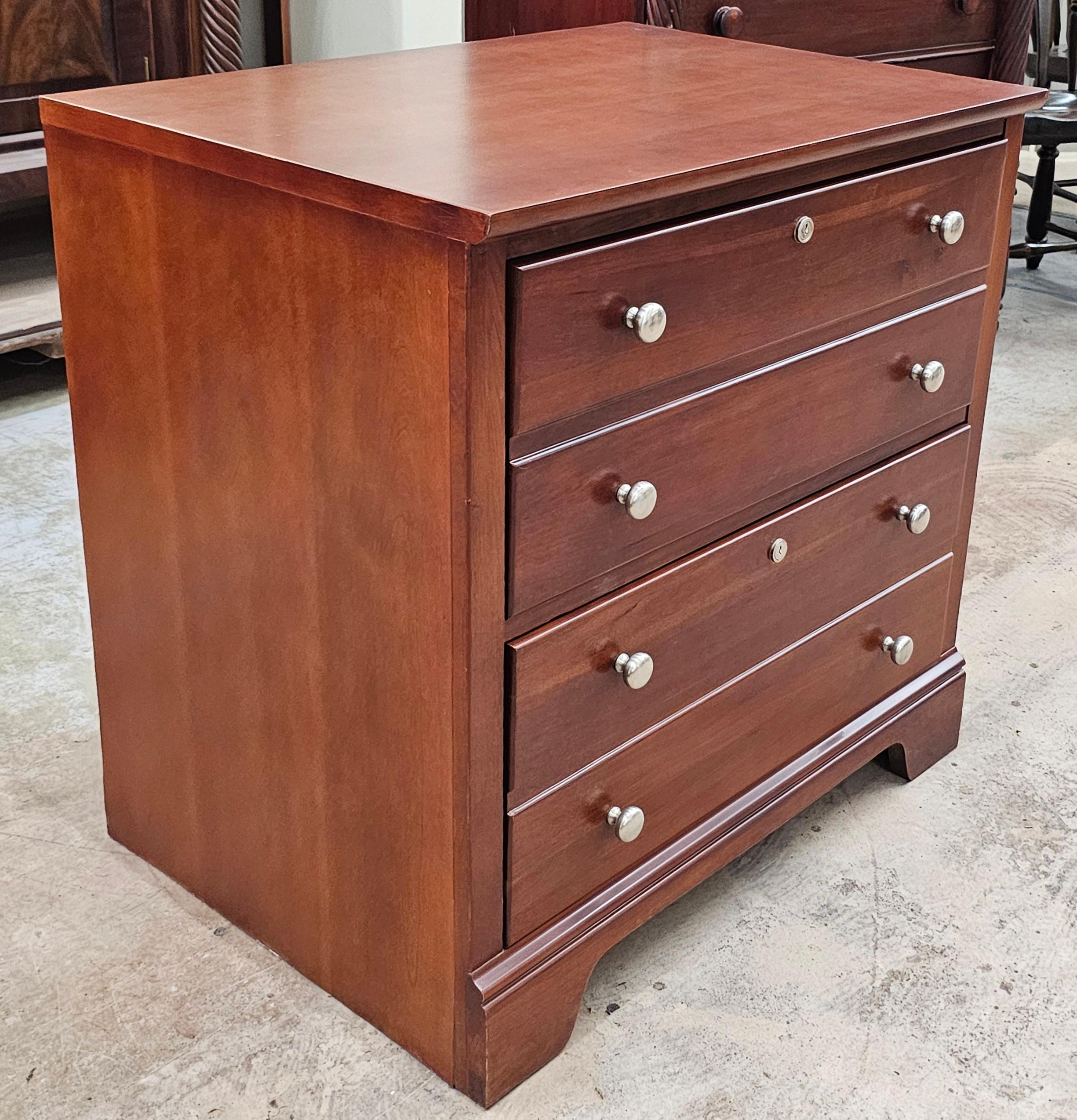 Archivador lateral de dos cajones de nogal de finales del siglo XX Stanley Furniture en Excelente estado para la venta en Germantown, MD