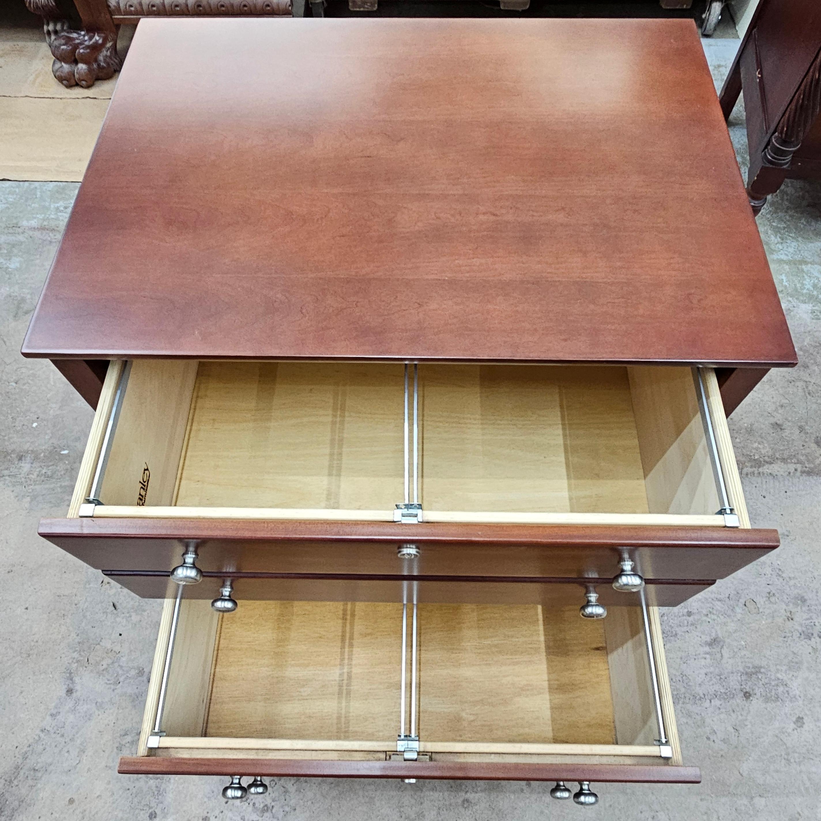 Archivador lateral de dos cajones de nogal de finales del siglo XX Stanley Furniture en venta 1