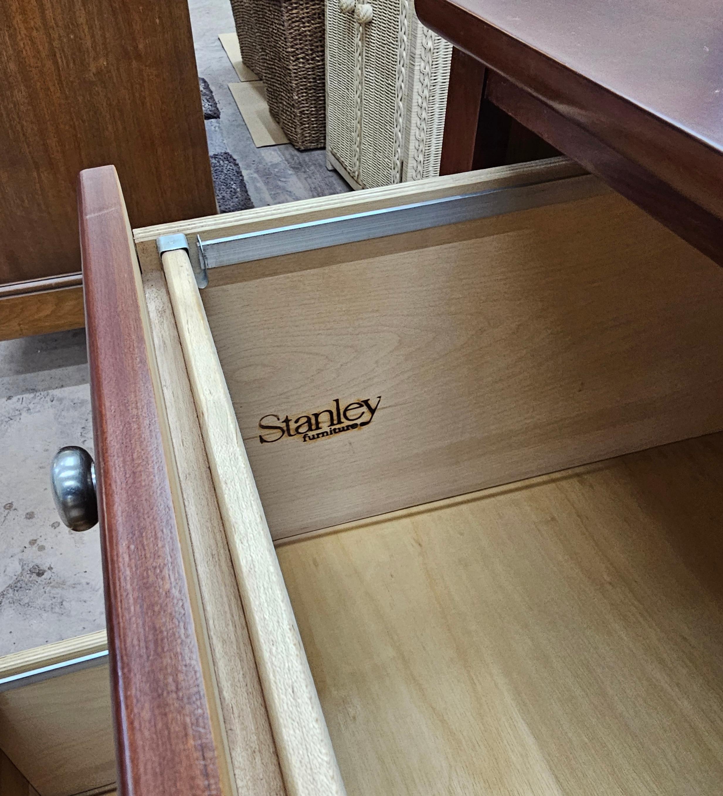 Archivador lateral de dos cajones de nogal de finales del siglo XX Stanley Furniture en venta 2