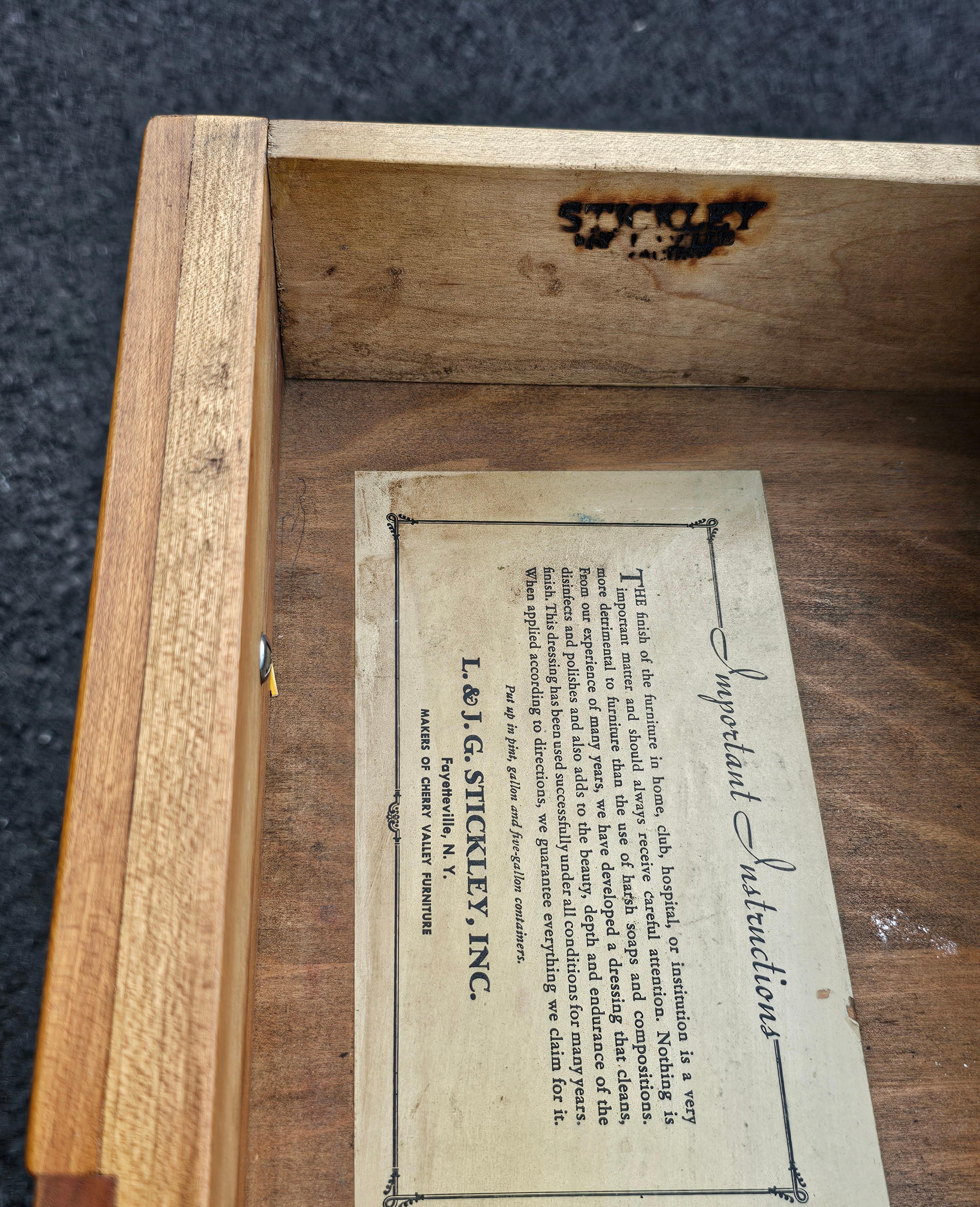 Table d'appoint à un tiroir en cerisier massif Stickley de la fin du XXe siècle en vente 4