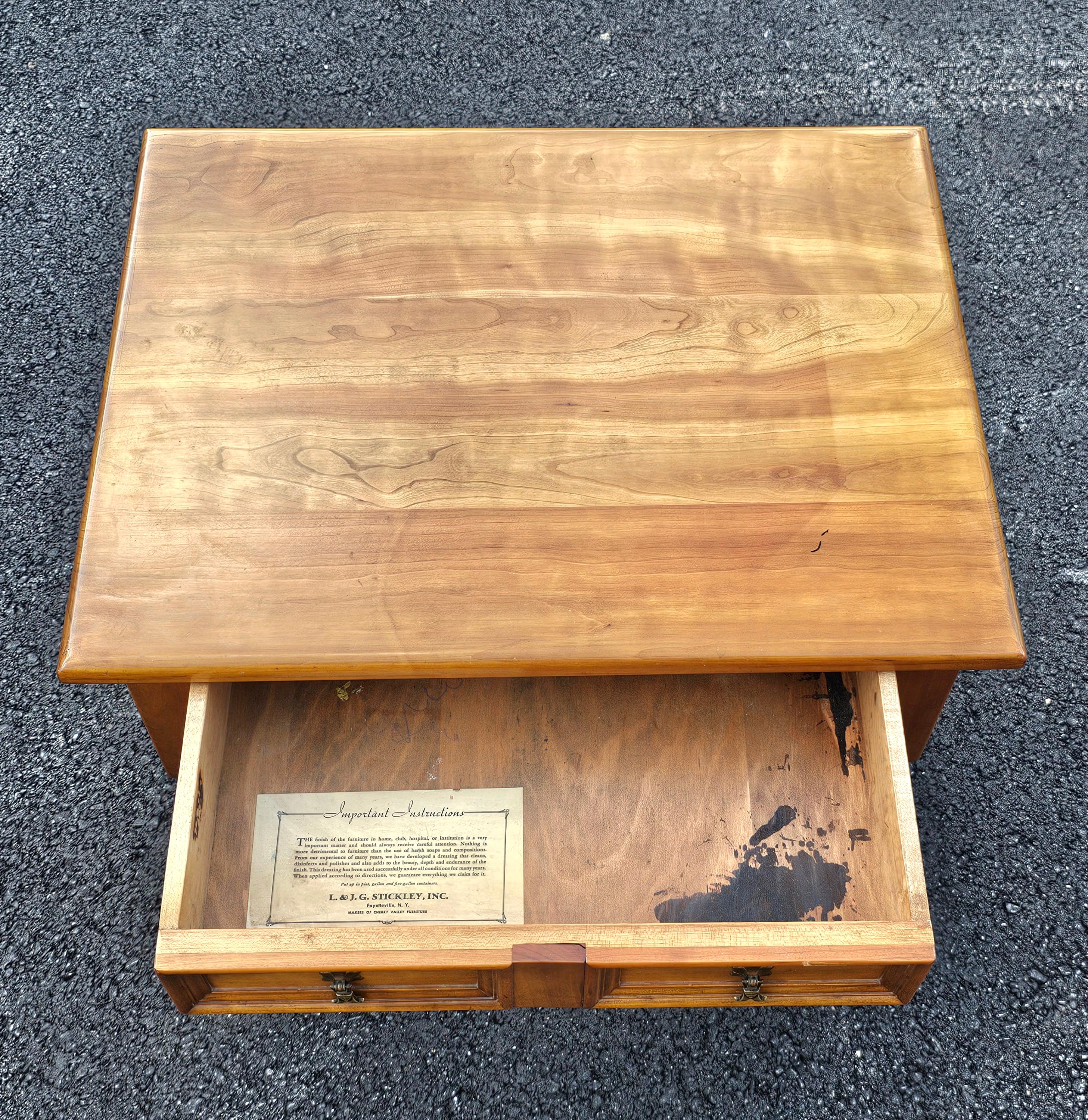 Table d'appoint à un tiroir en cerisier massif Stickley de la fin du XXe siècle en vente 5