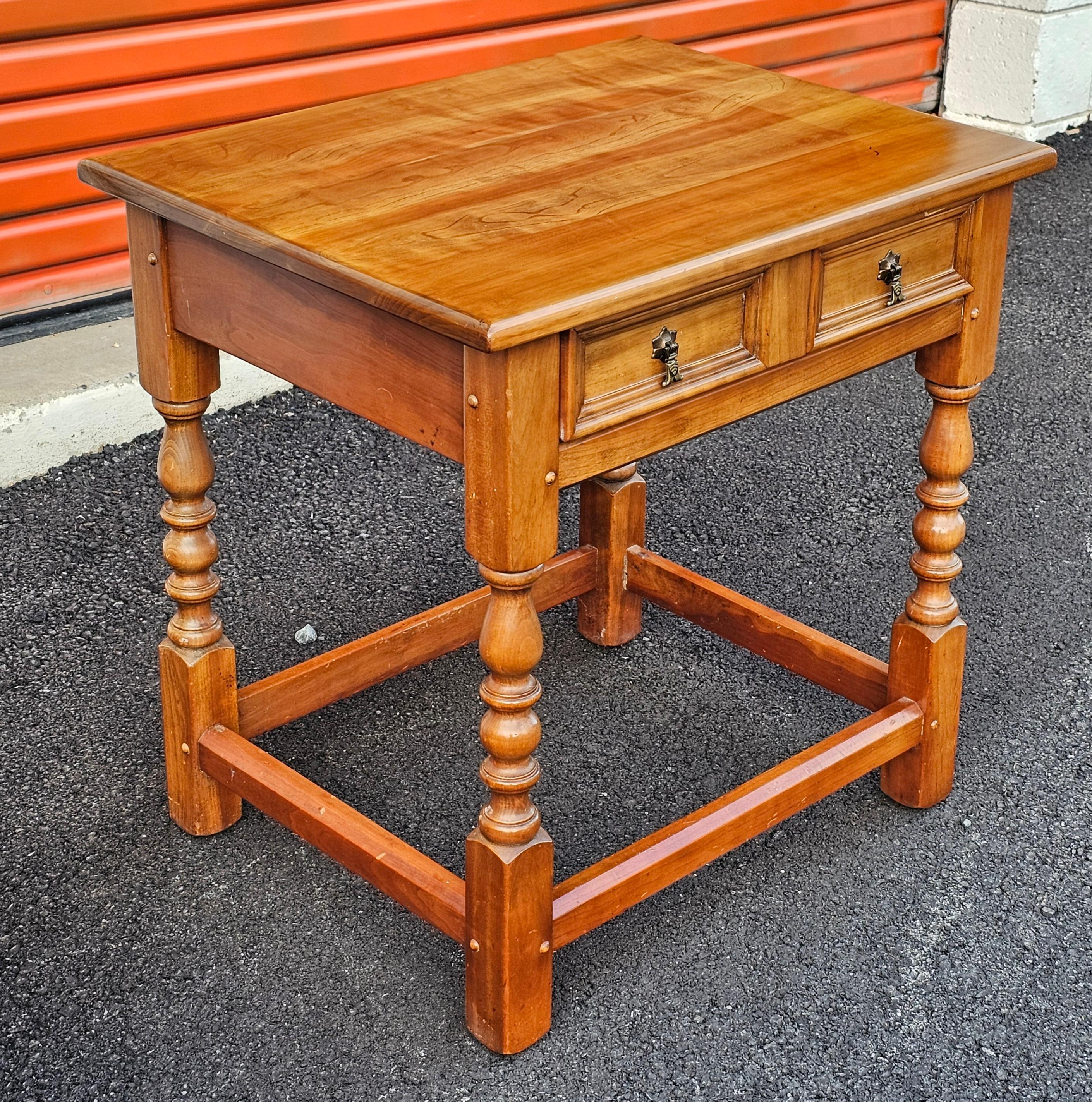 Table d'appoint à un tiroir en cerisier massif Stickley de la fin du 20e siècle.
Mesure 25