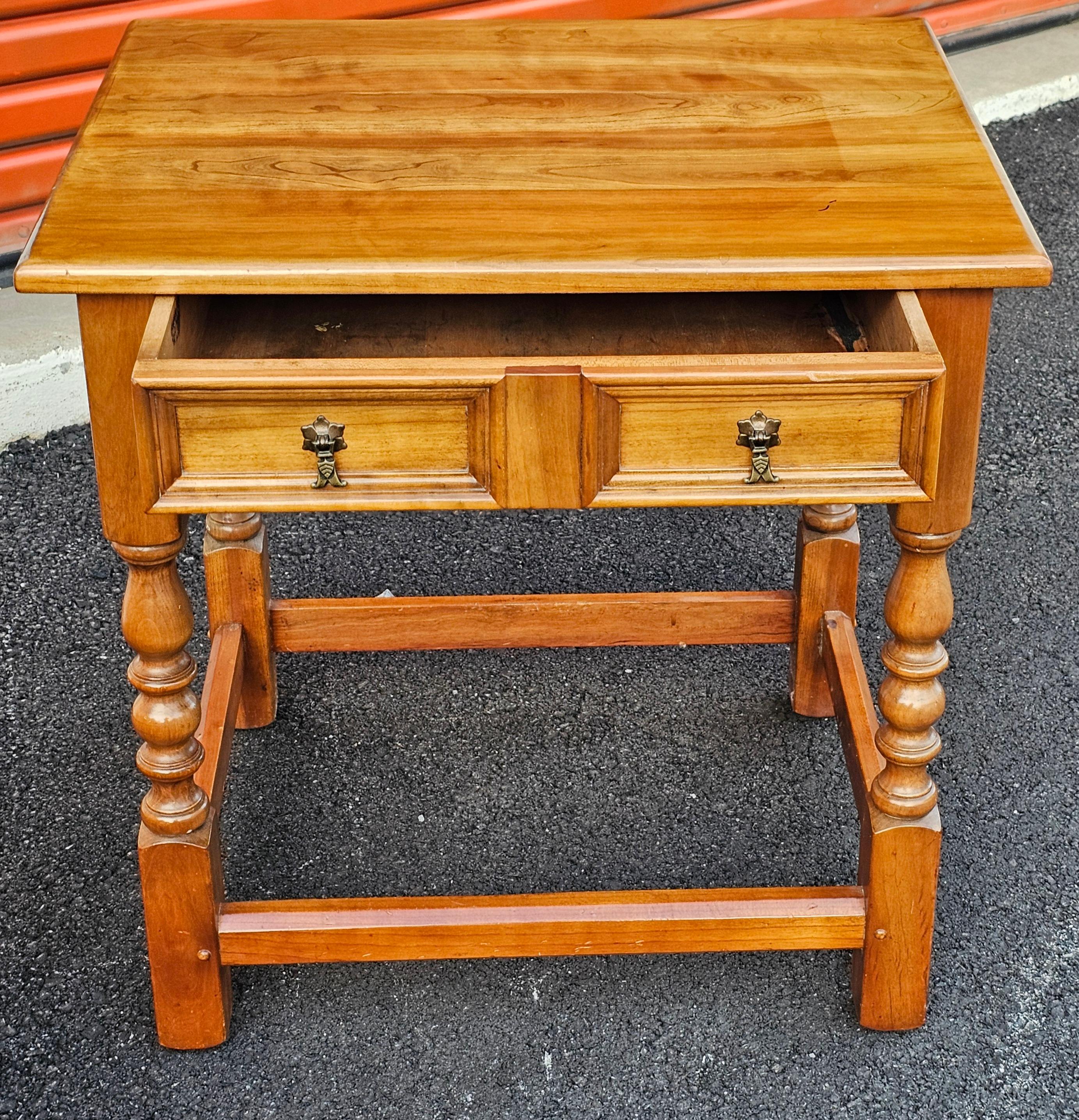 Classique américain Table d'appoint à un tiroir en cerisier massif Stickley de la fin du XXe siècle en vente