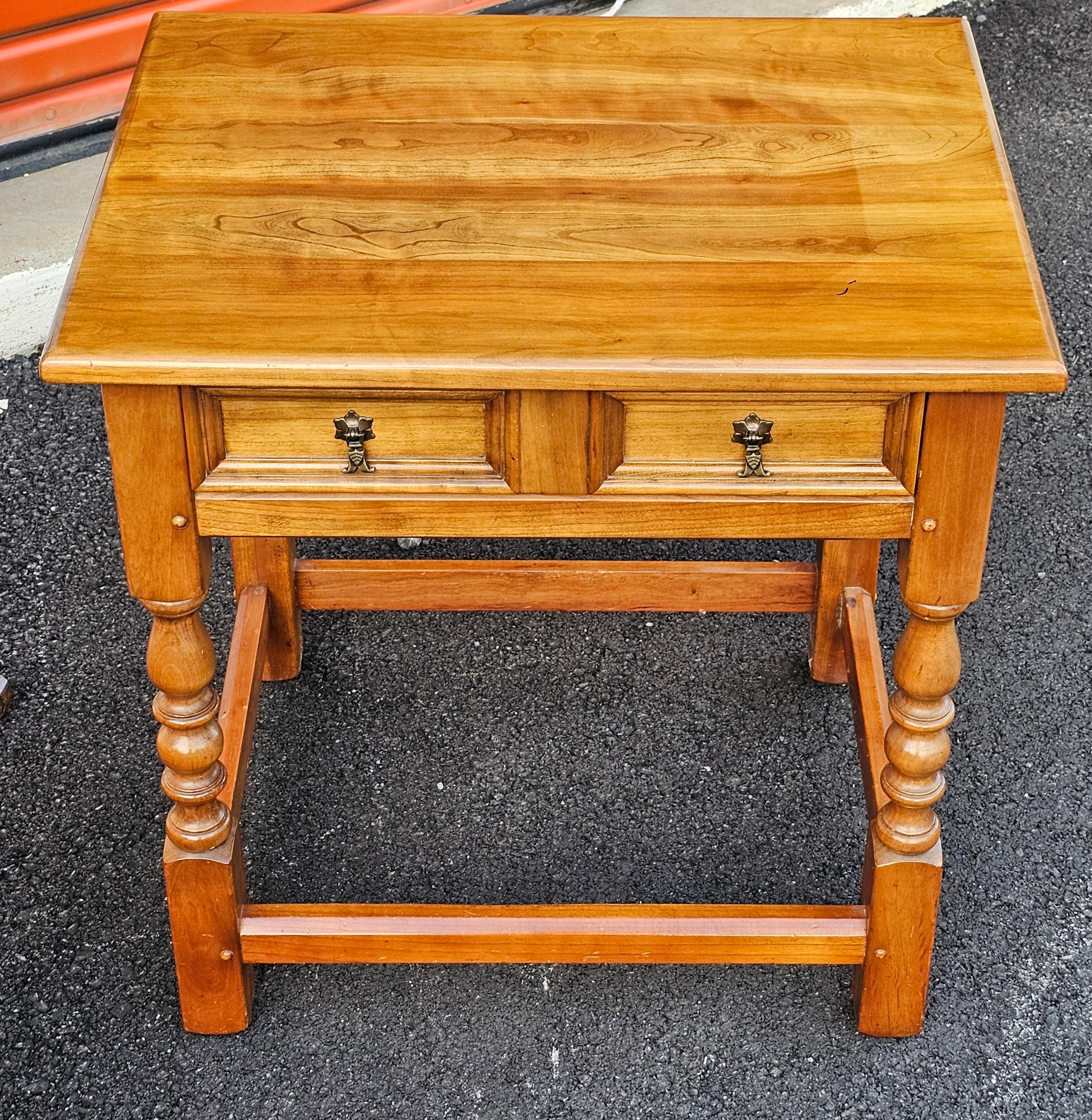 Américain Table d'appoint à un tiroir en cerisier massif Stickley de la fin du XXe siècle en vente