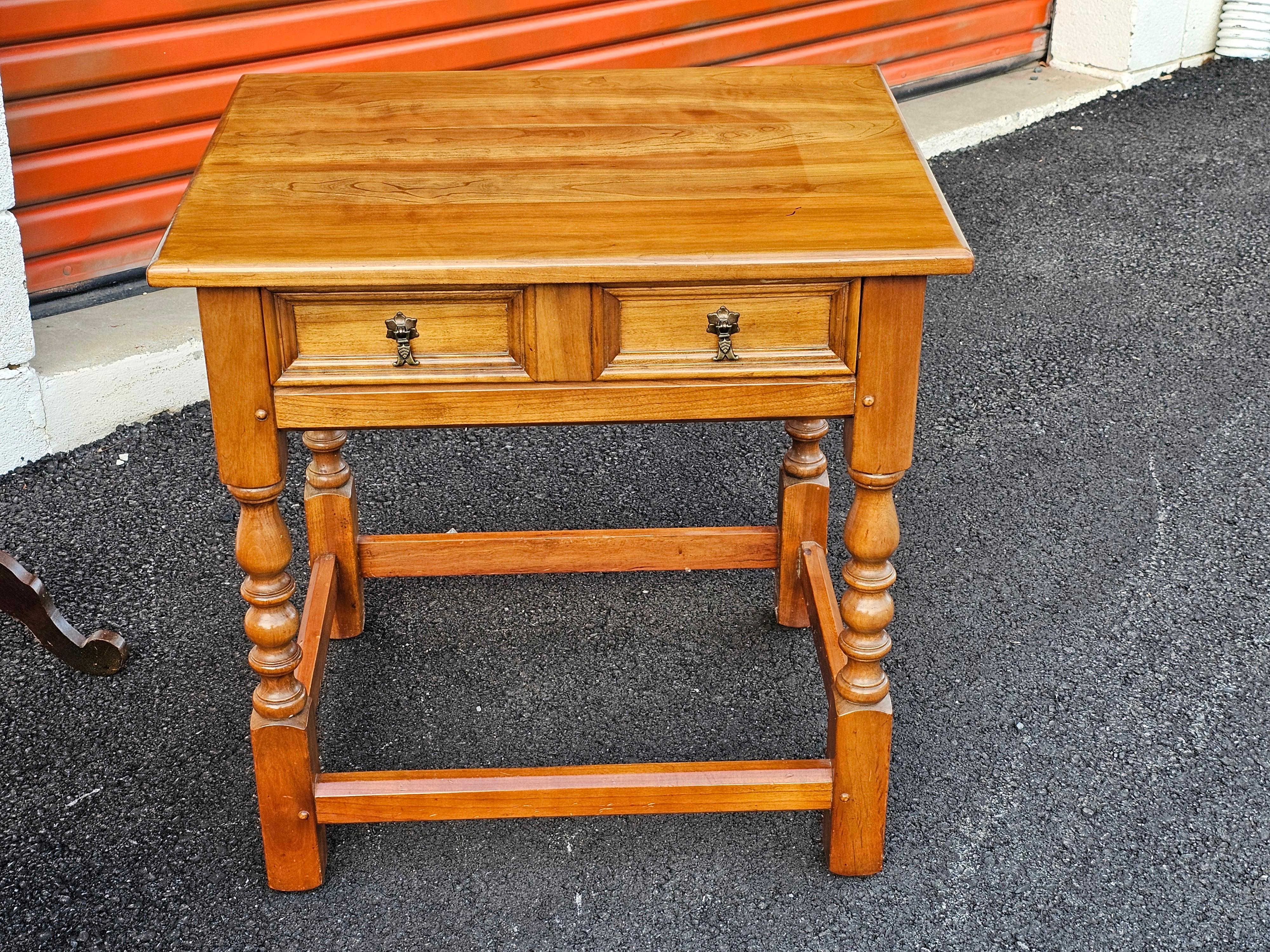 Autre Table d'appoint à un tiroir en cerisier massif Stickley de la fin du XXe siècle en vente