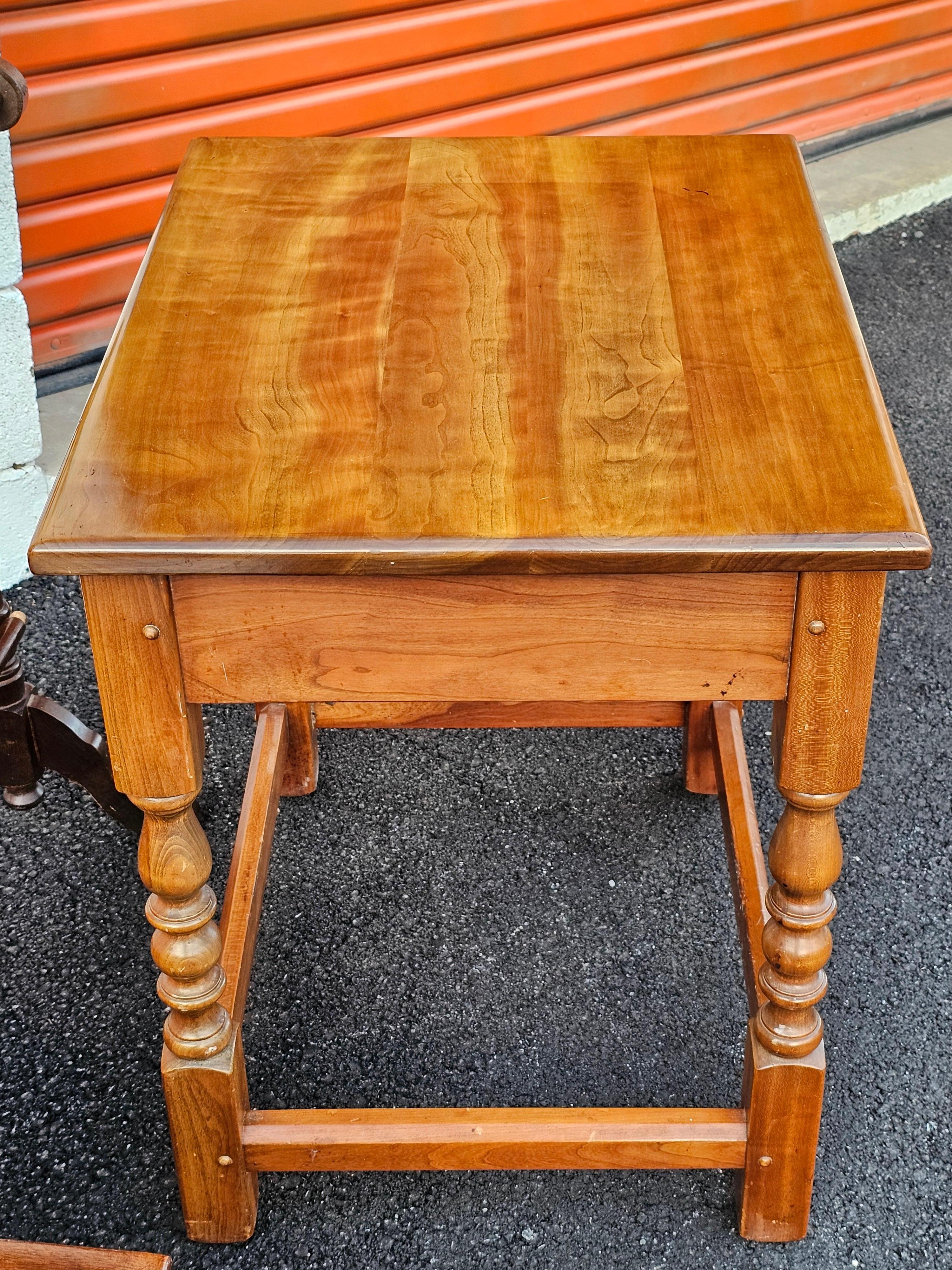 Table d'appoint à un tiroir en cerisier massif Stickley de la fin du XXe siècle Bon état - En vente à Germantown, MD