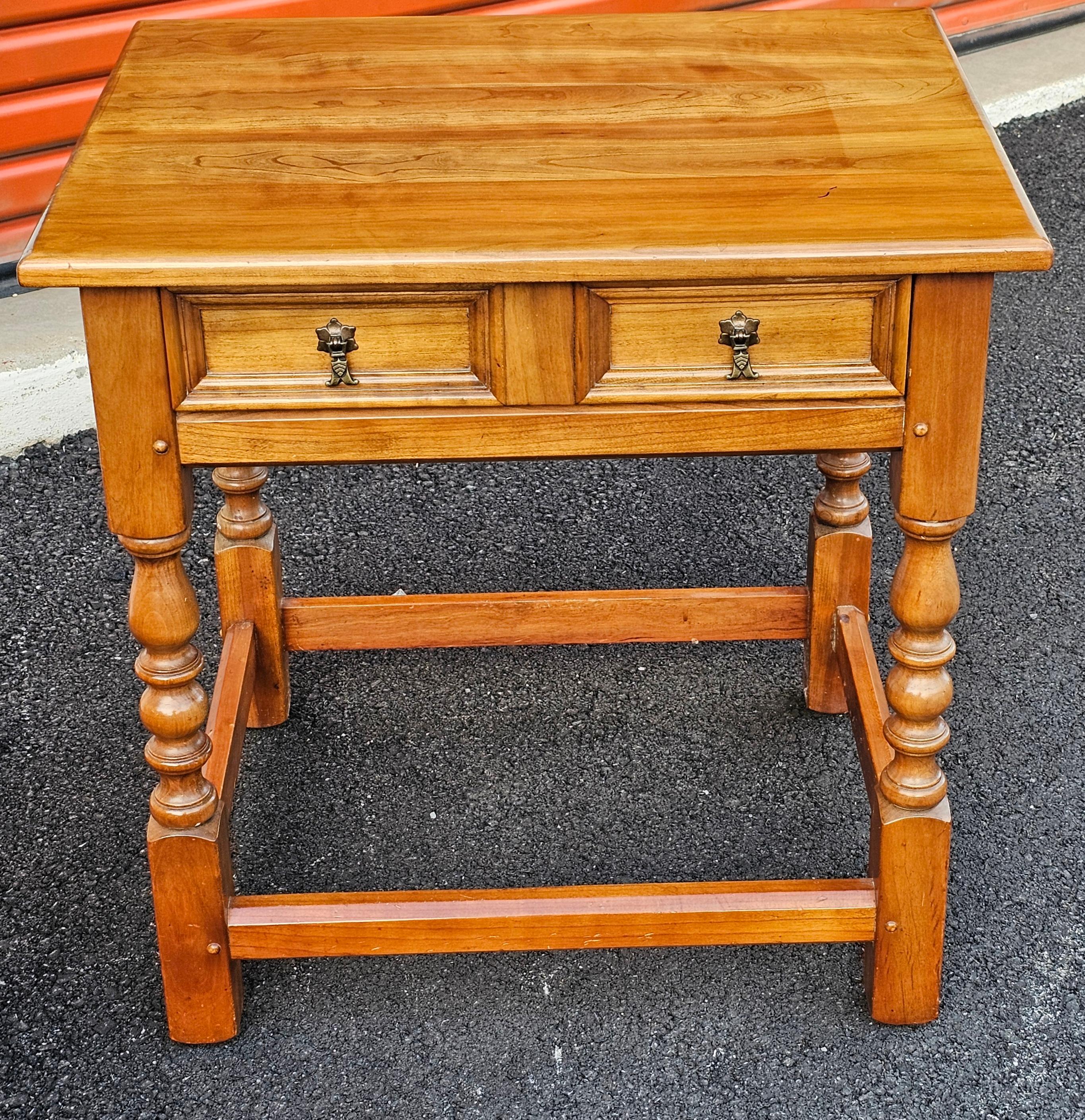 20ième siècle Table d'appoint à un tiroir en cerisier massif Stickley de la fin du XXe siècle en vente
