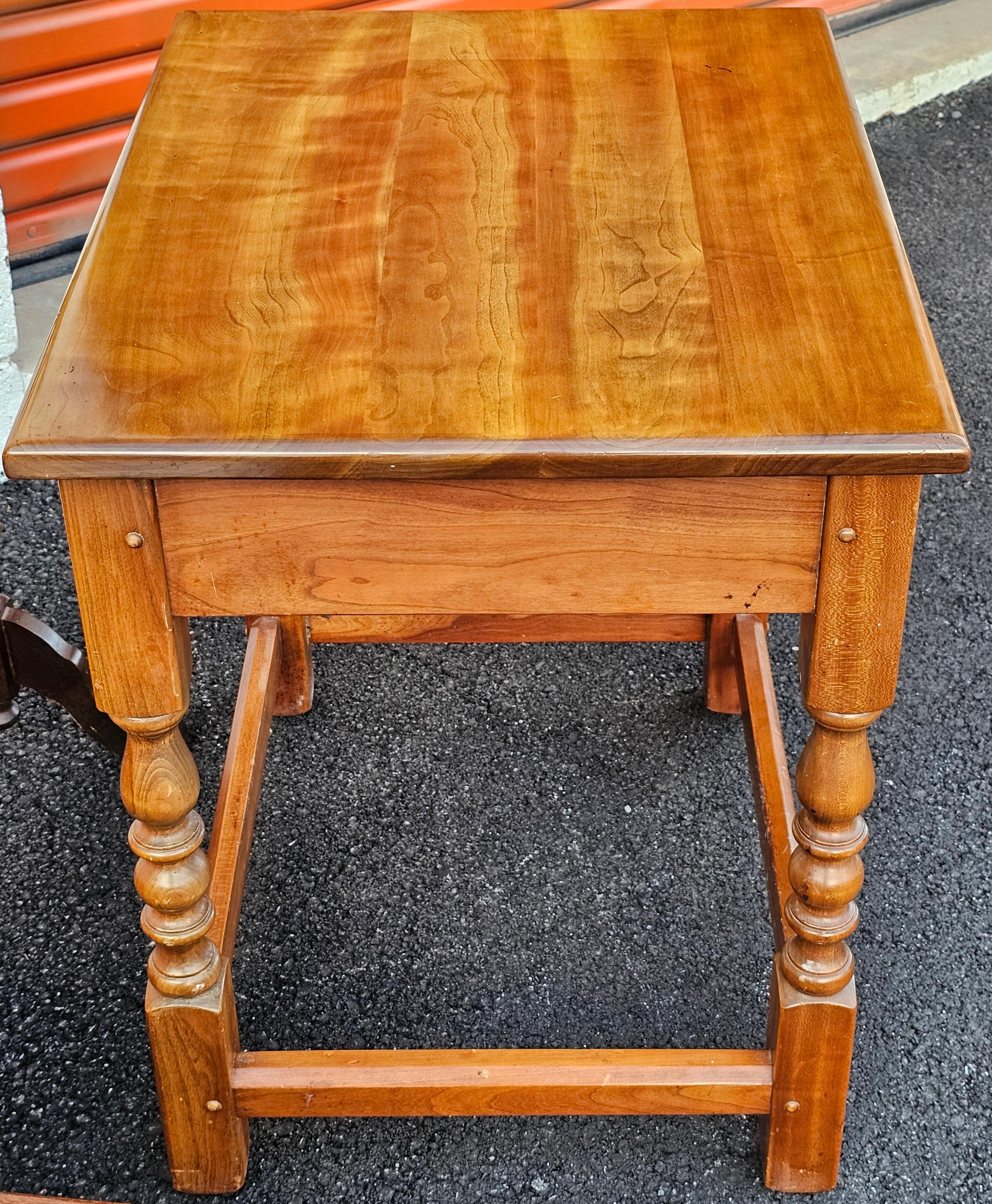 Cerise Table d'appoint à un tiroir en cerisier massif Stickley de la fin du XXe siècle en vente