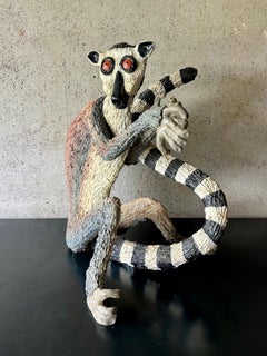 Sculpture de lémurien réalisée en atelier à la fin du XXe siècle – Béton peint à la main