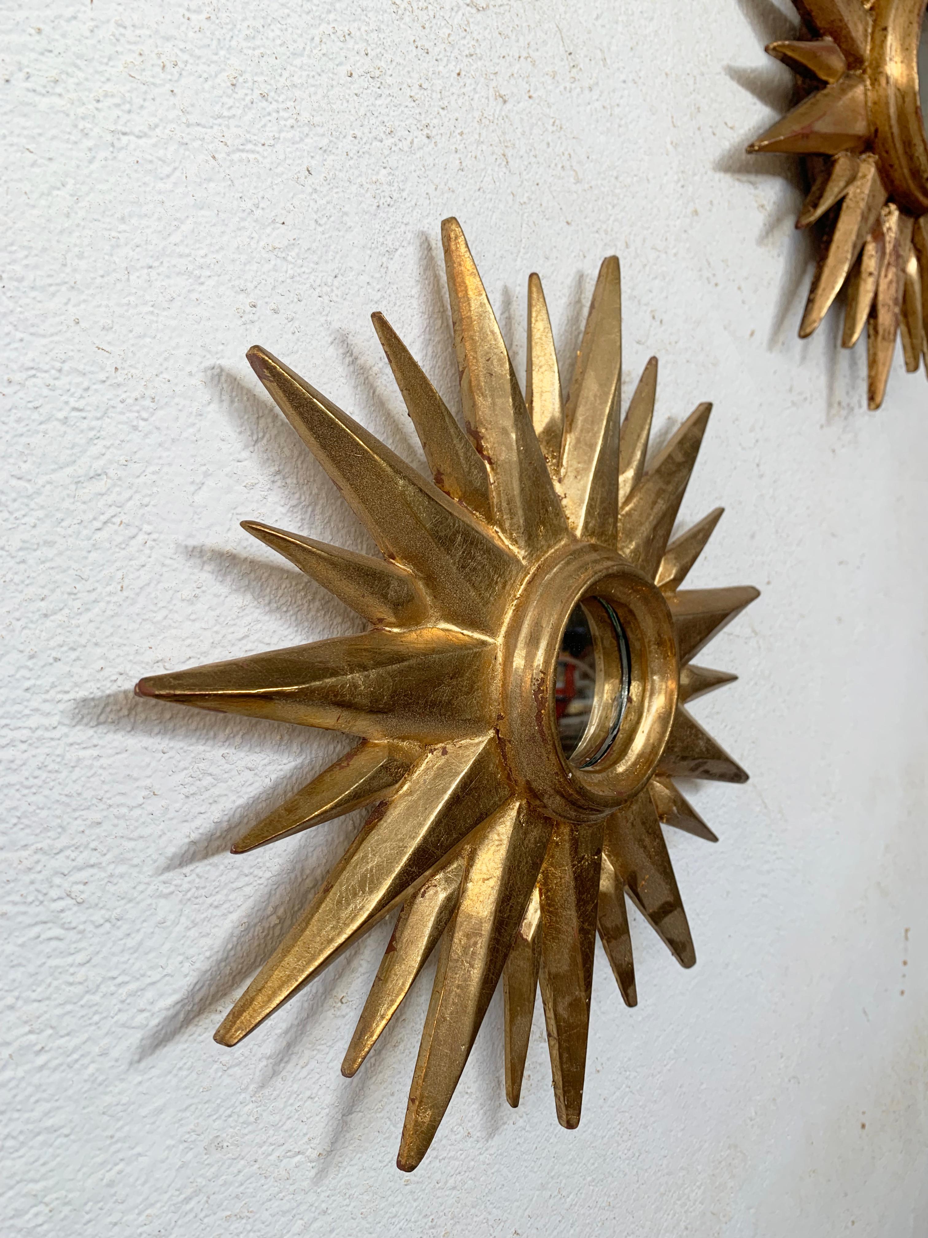 Paire de miroirs dorés, sculptés et ensoleillés, de la fin du 20e siècle en vente 2