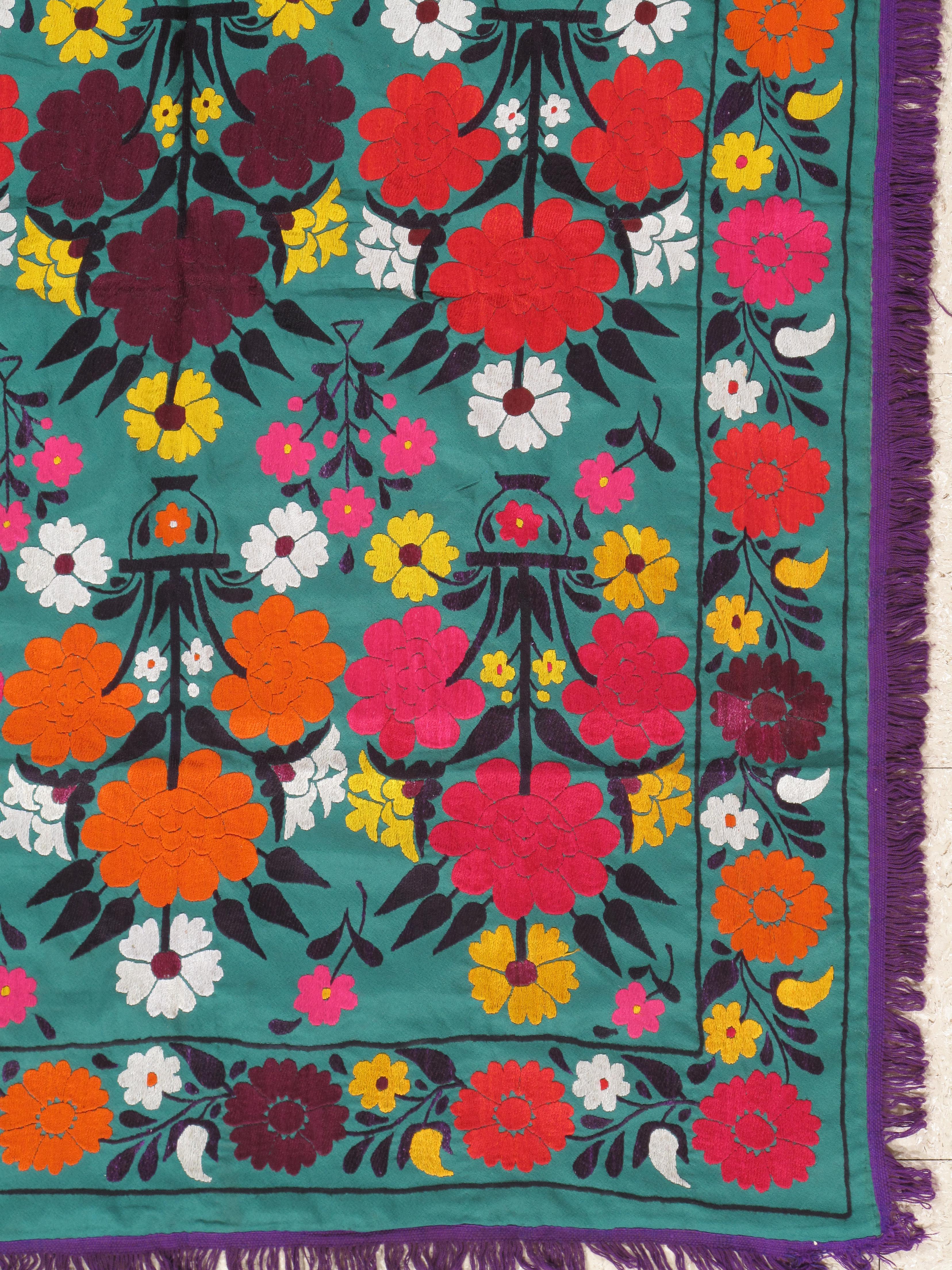 Fein gewebter baumwollgrundierter Vintage-Suzani mit Handstickerei. Feines Blumendesign. Diese Suzani-Stickerei hat die auffälligste, schlaffördernde Farbpalette. Sehr schönes Suzani-Textil des 20. Jahrhunderts. Mit leuchtenden Seiden-Highlights.