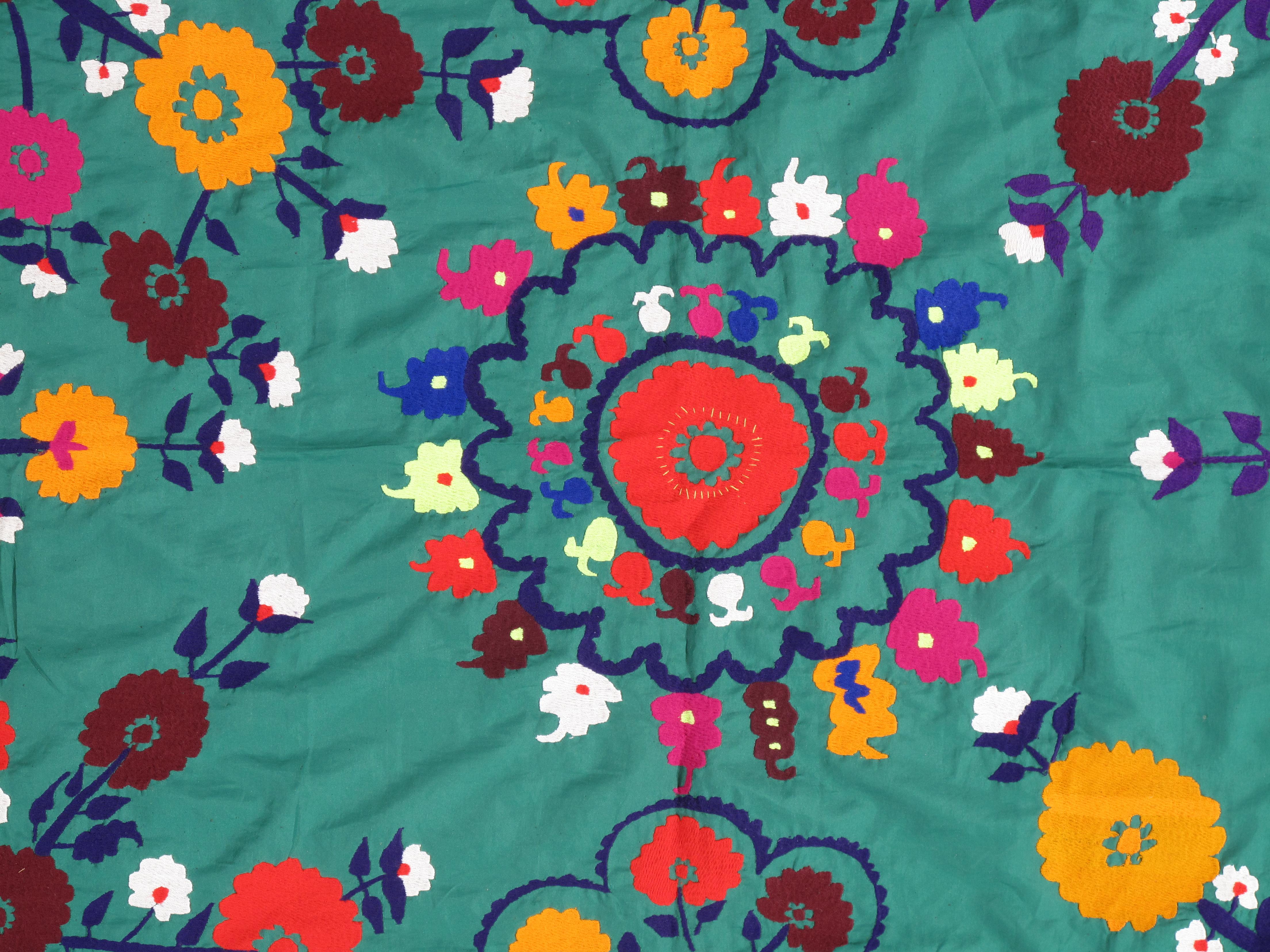 Centrasiatique Textile de style Suzani de la fin du XXe siècle, ton terreux à fleurs, coloré et vibrant en vente