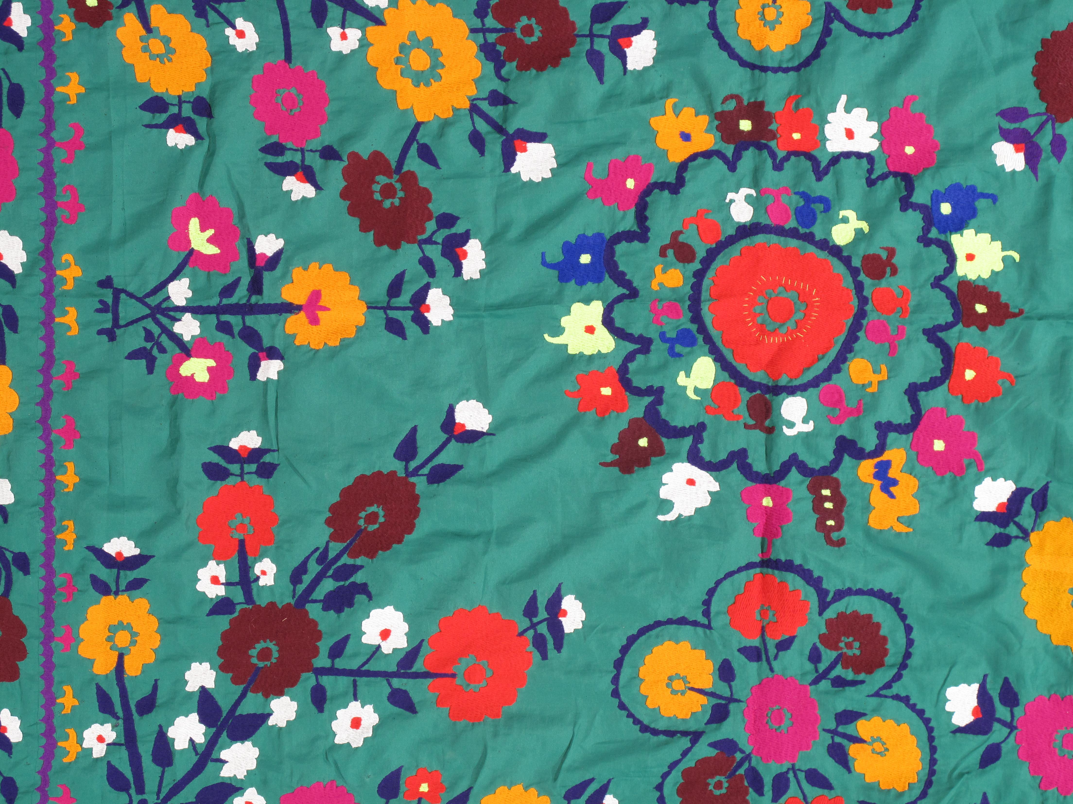 Tissé à la main Textile de style Suzani de la fin du XXe siècle, ton terreux à fleurs, coloré et vibrant en vente
