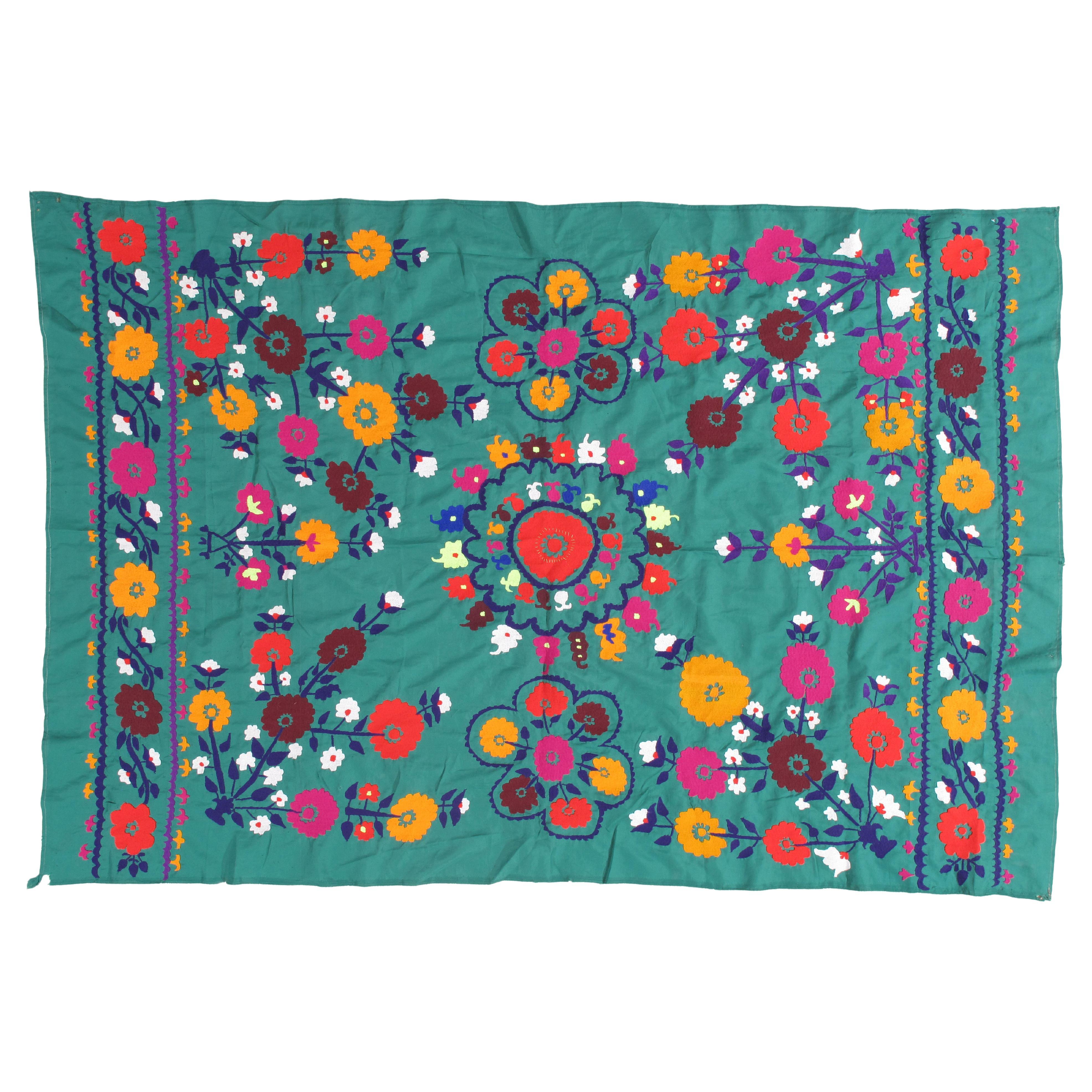 Textile de style Suzani de la fin du XXe siècle, ton terreux à fleurs, coloré et vibrant en vente